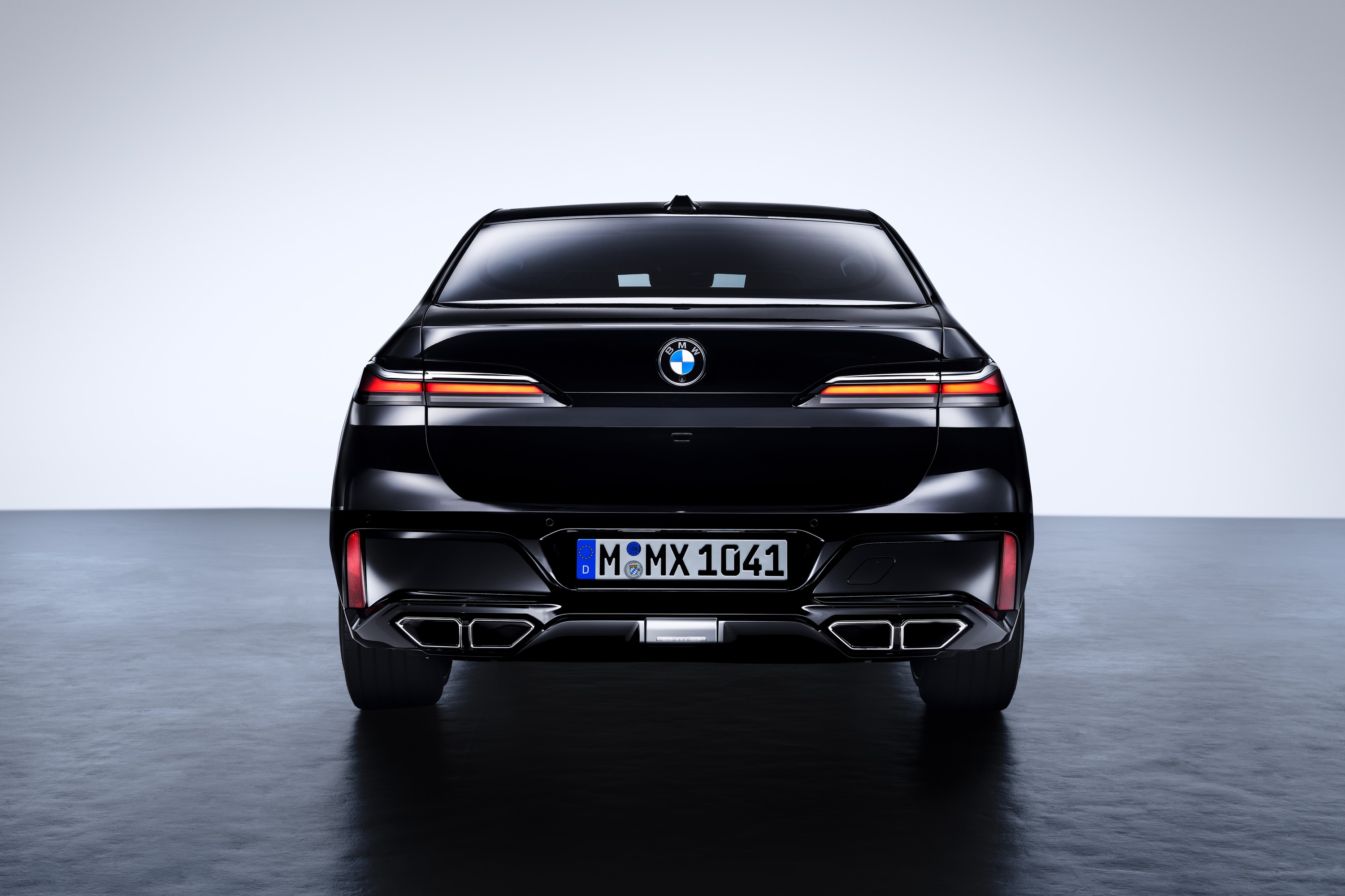 BMW 760i exterior P90516171