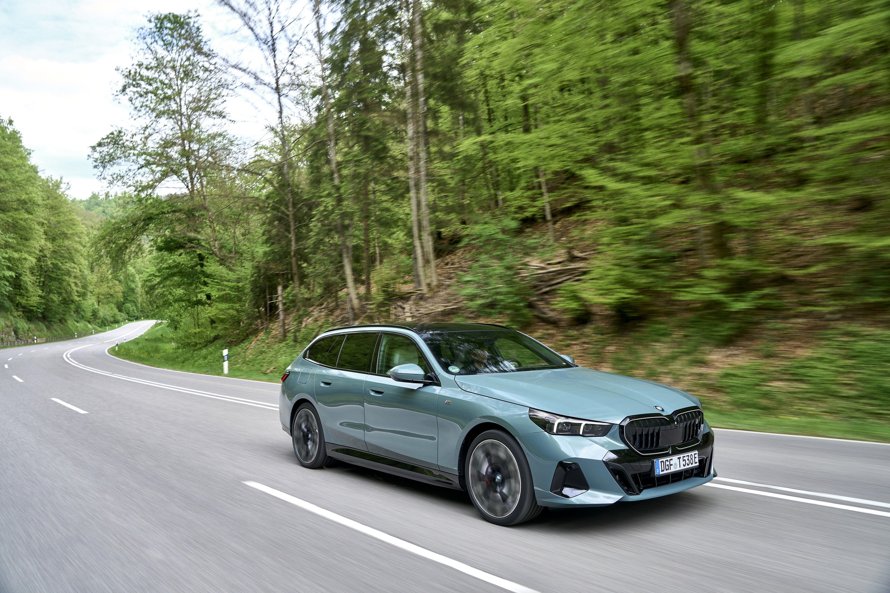 BMW i5 driving P90549969