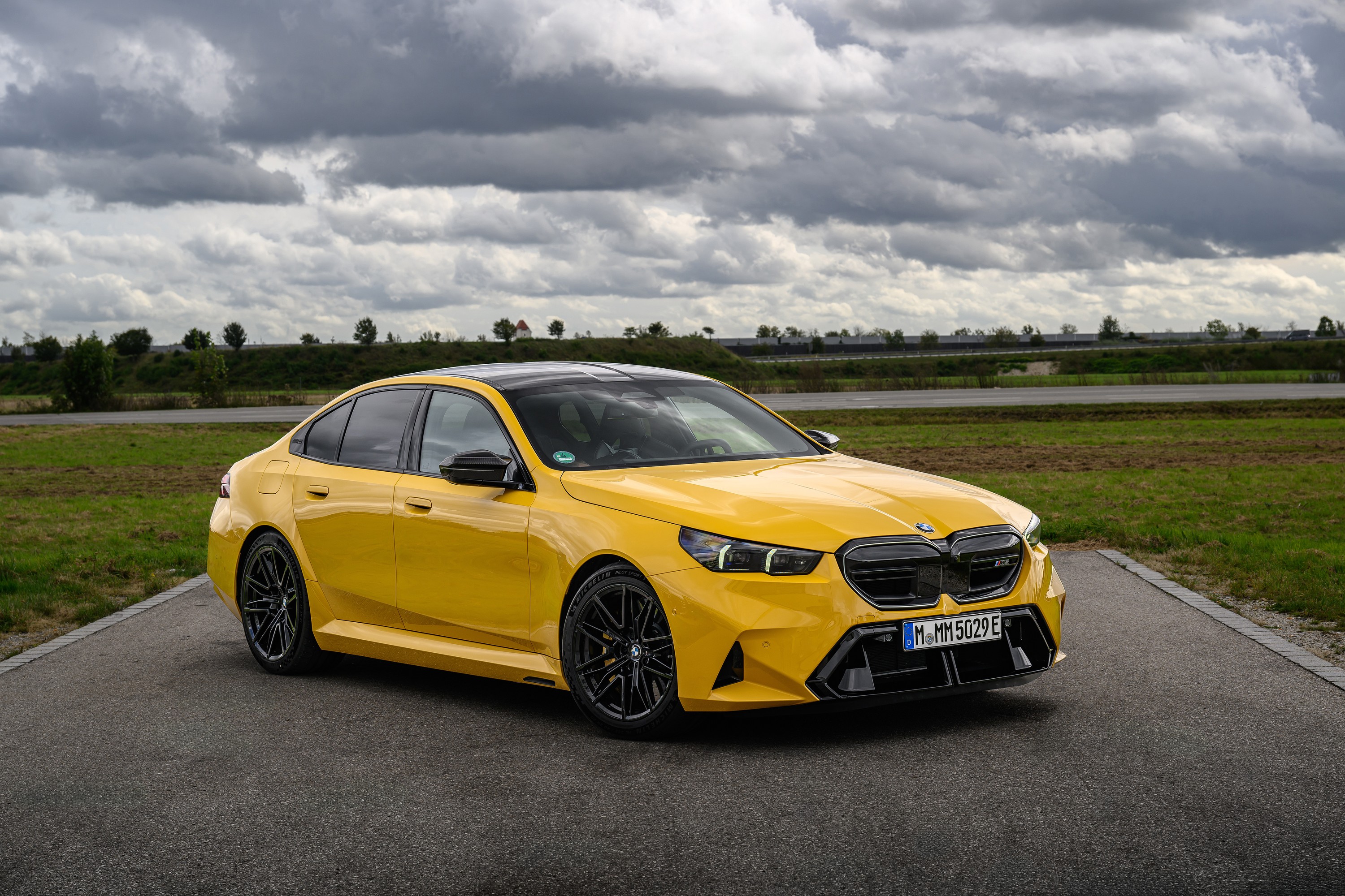 BMW M5 technology P90575473