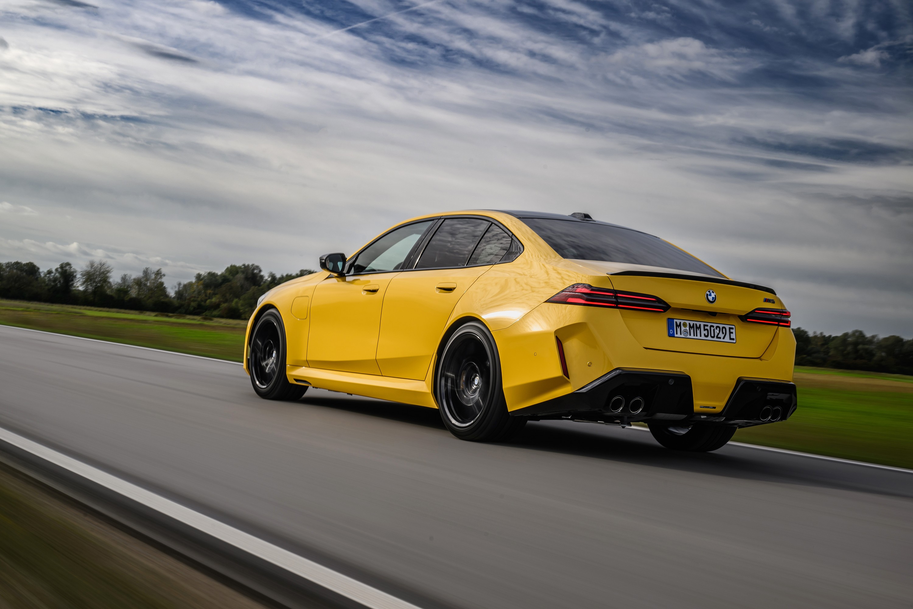 BMW M5 technology P90575431