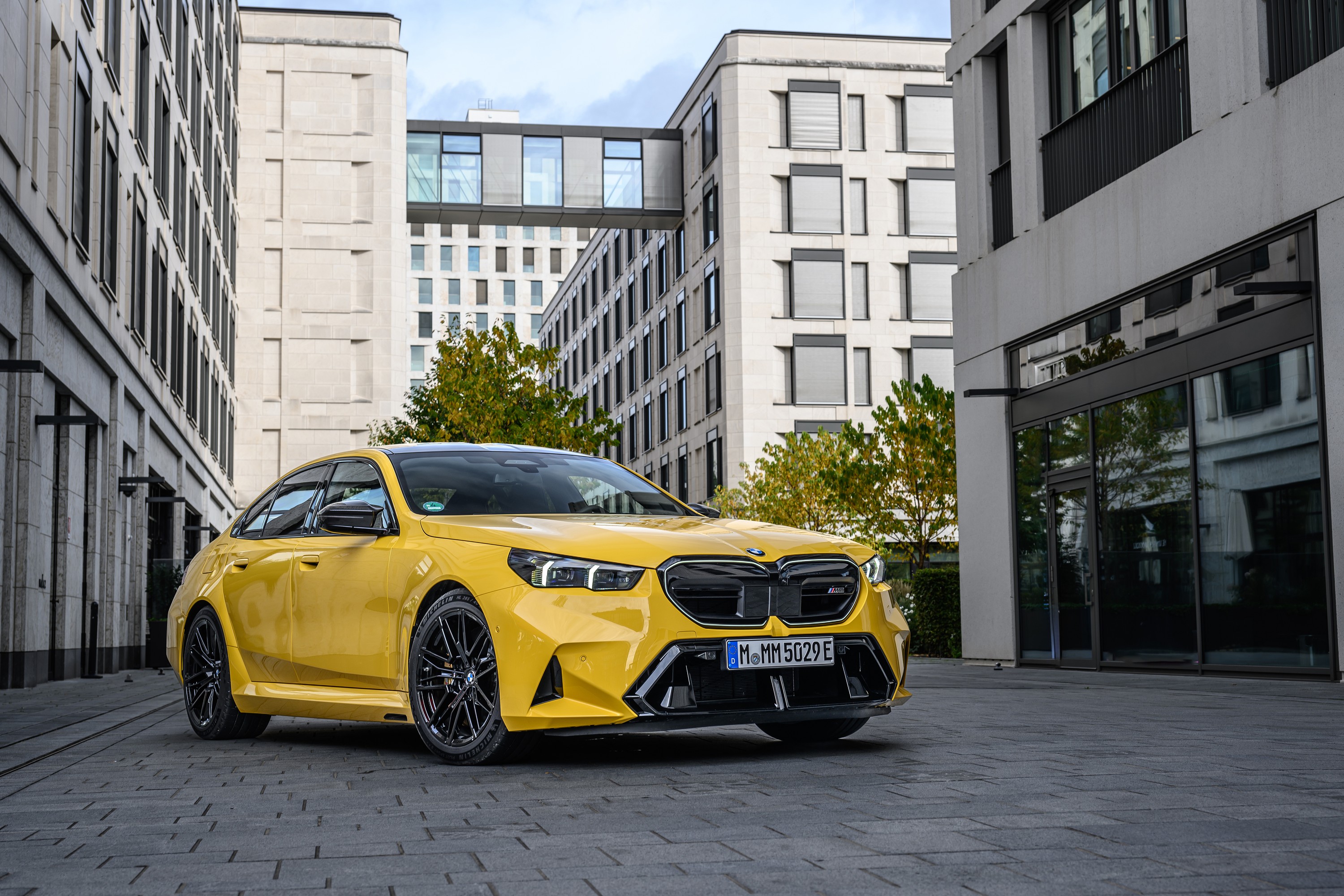 BMW M5 technology P90575465