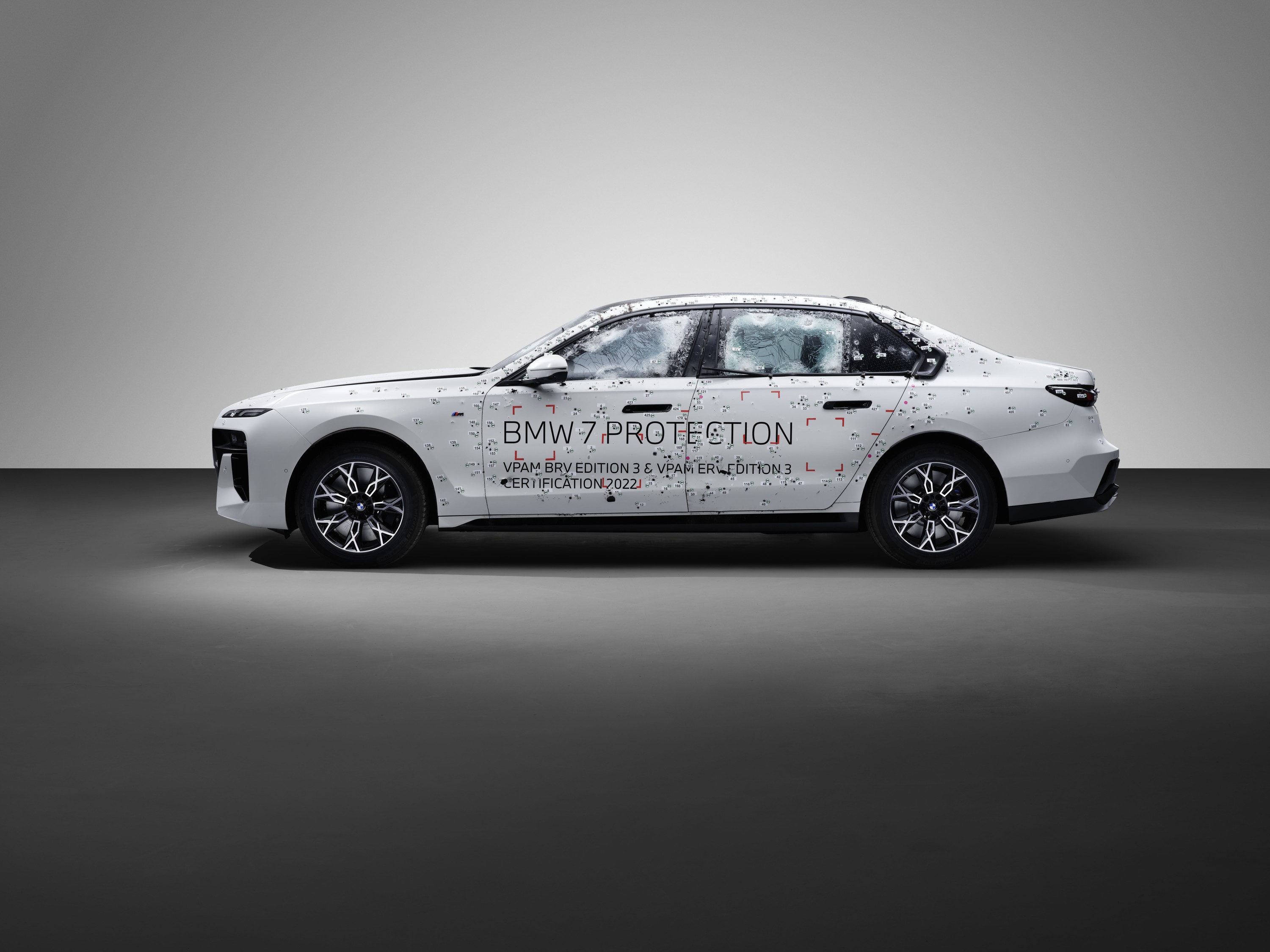 BMW 760i exterior P90516680