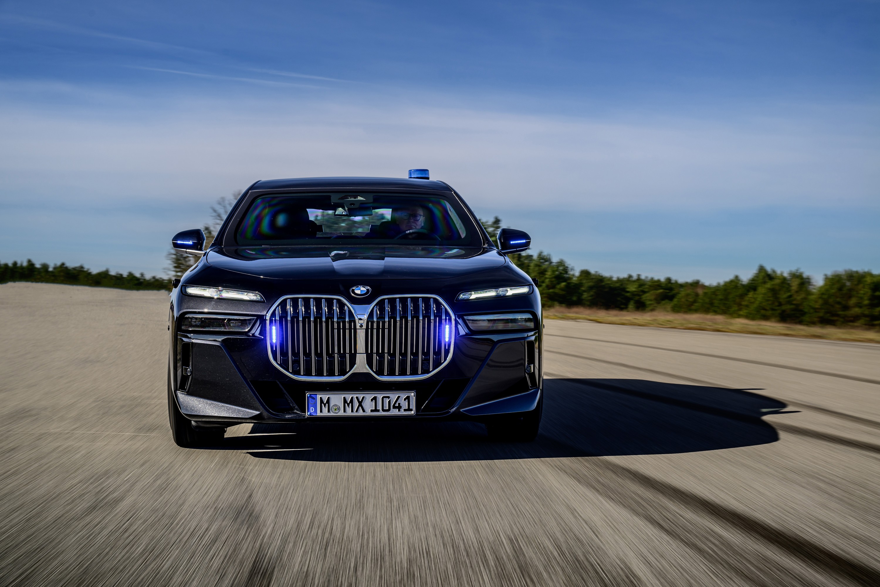 BMW 760i driving P90543752