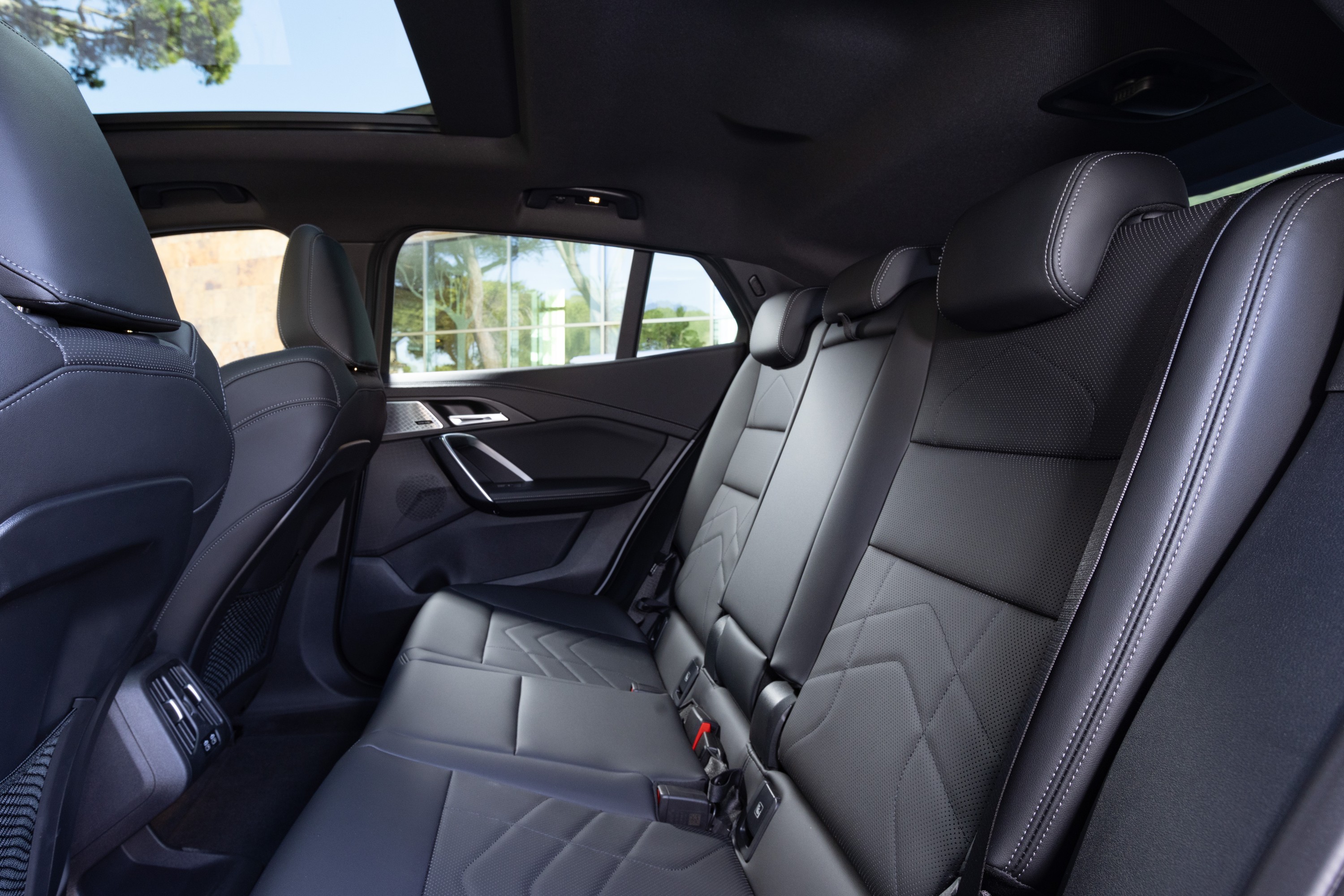 BMW iX2 interior P90540074