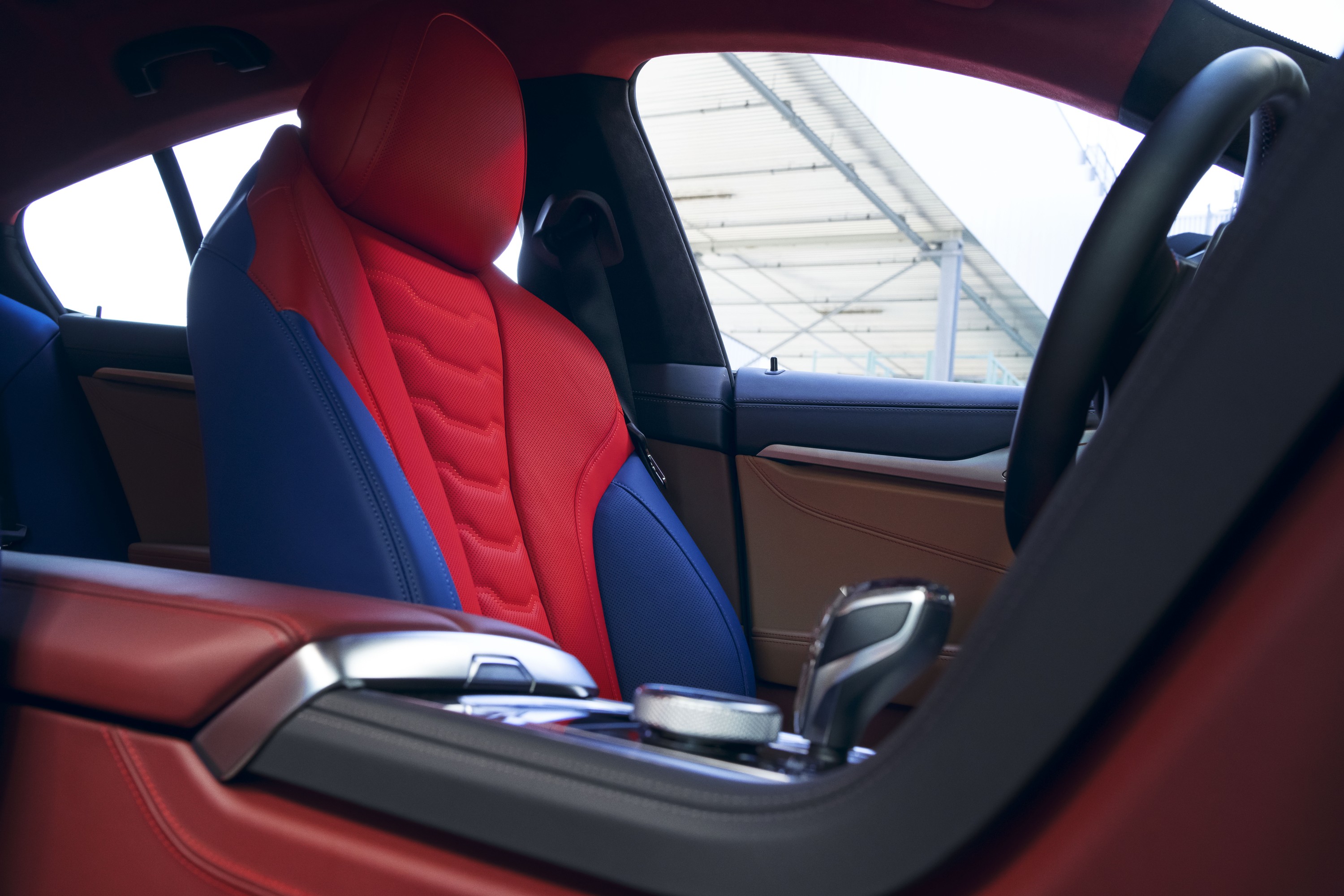 BMW M850i exterior P90449947