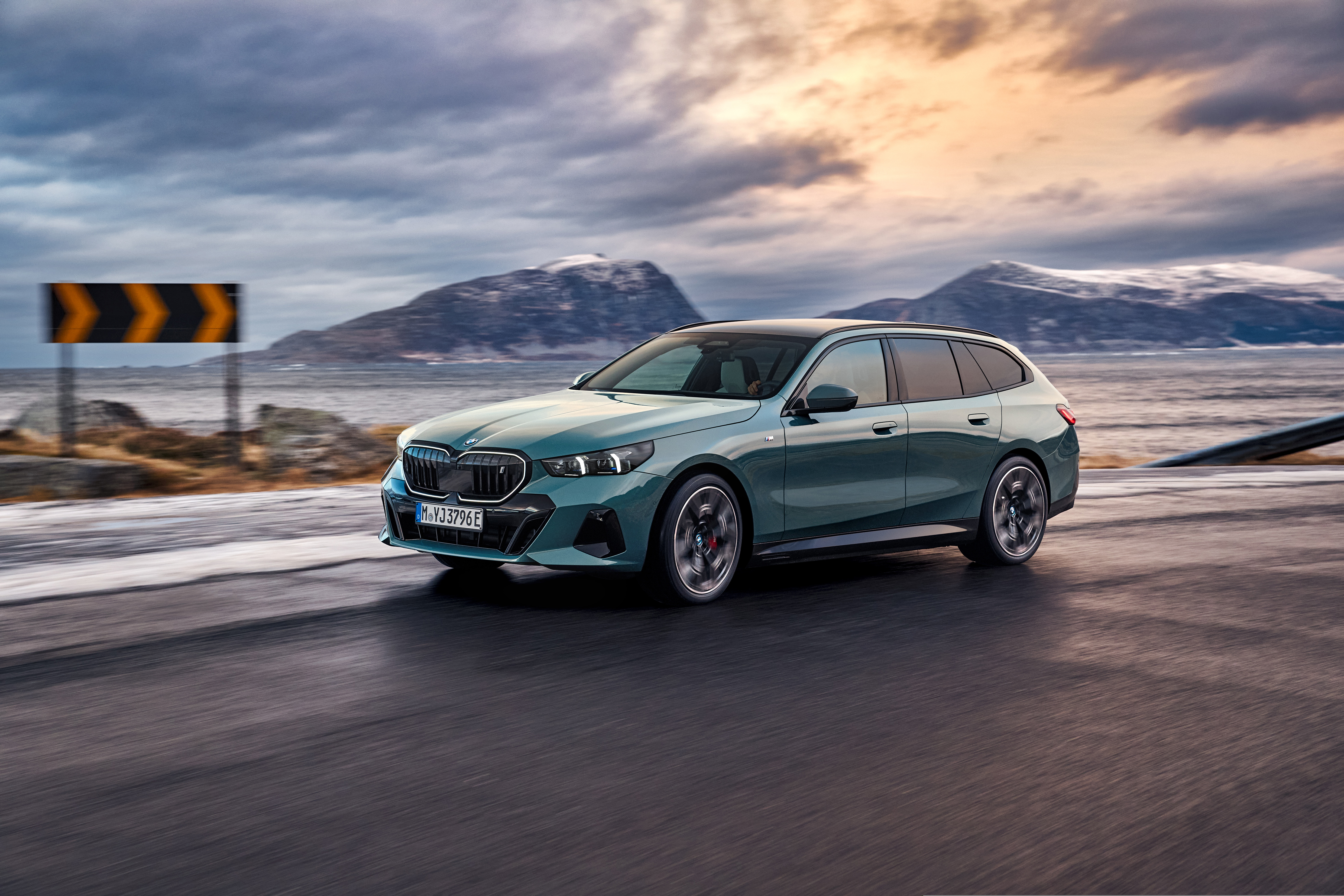 BMW i5 driving P90537313