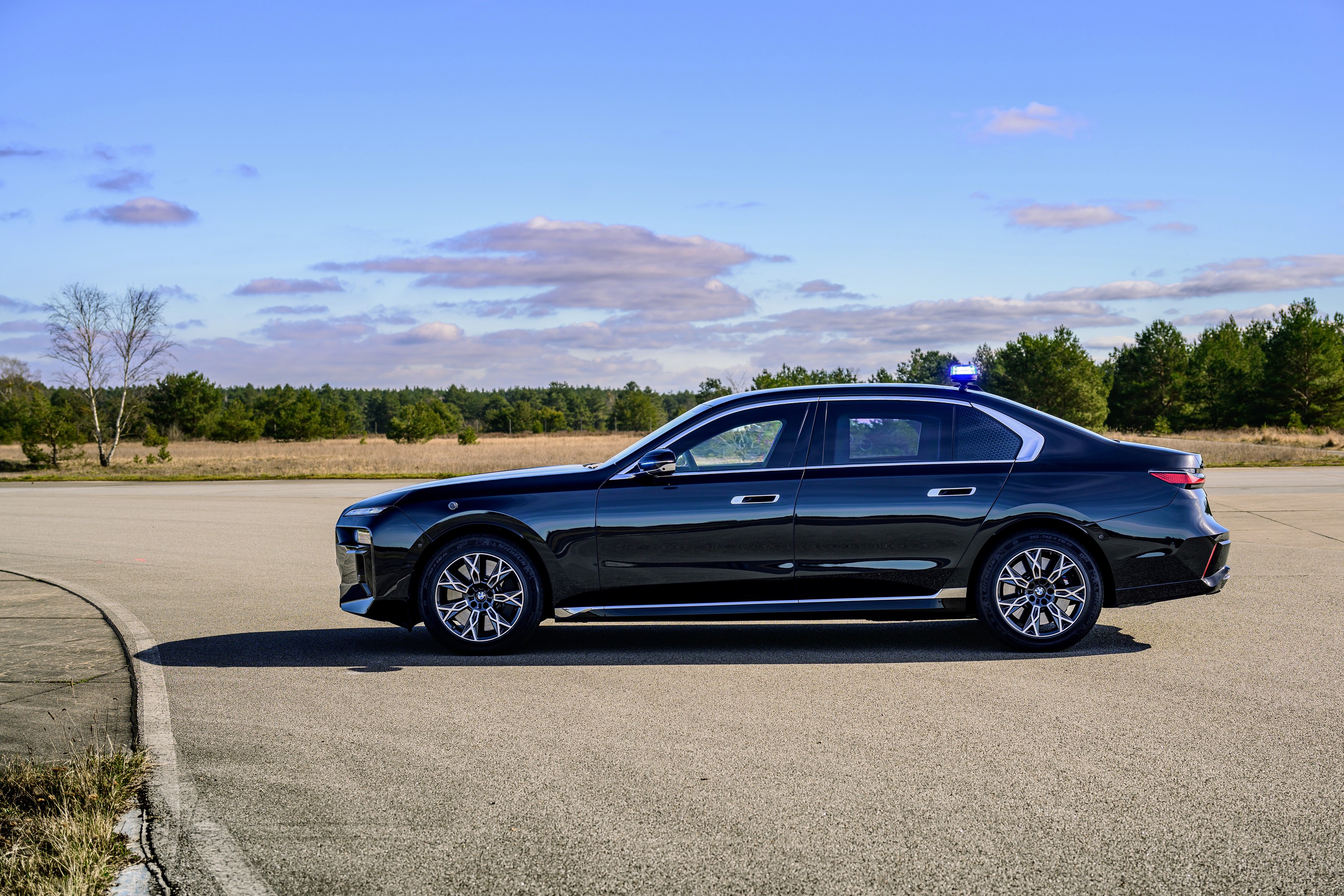 BMW 760i driving P90543765