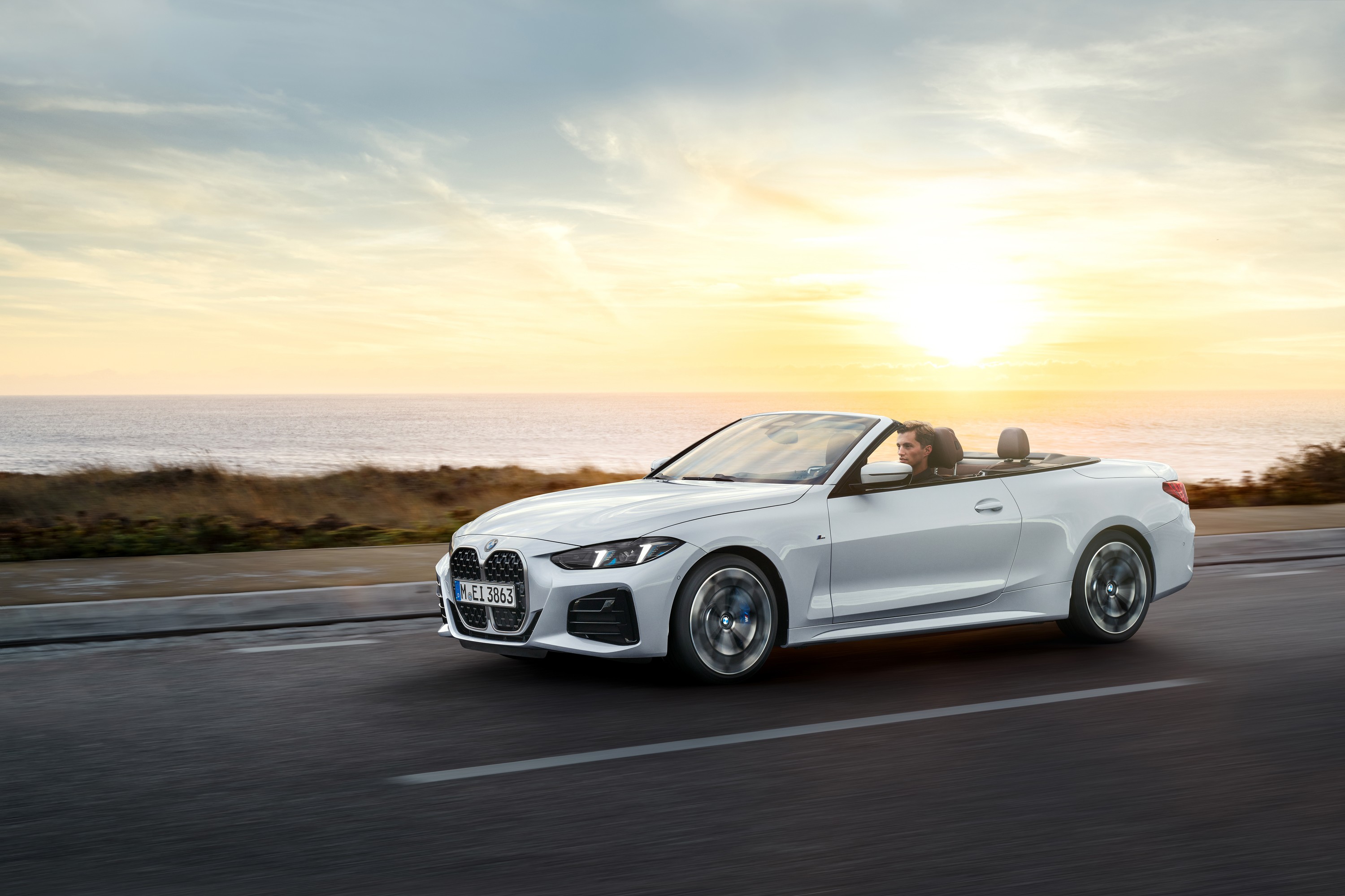 BMW 4 Series driving P90535867