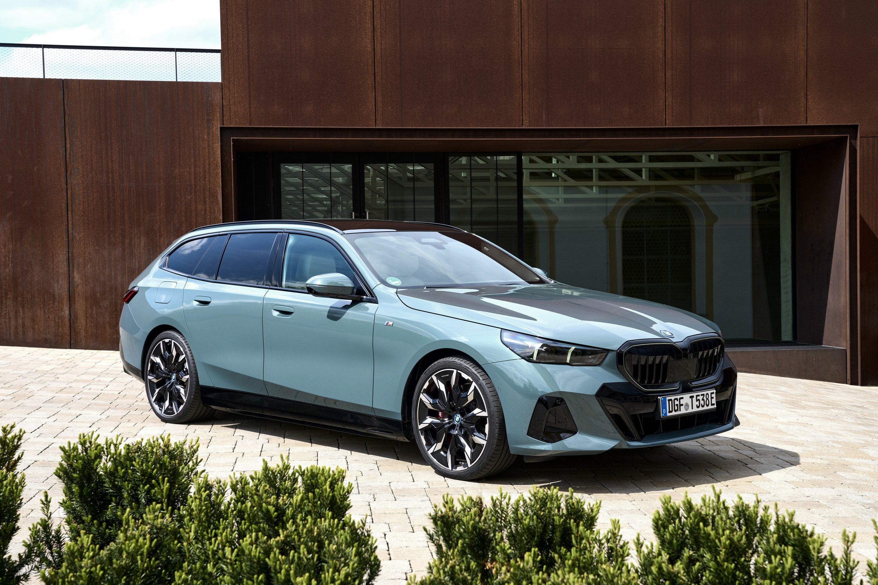 BMW i5 driving P90550004
