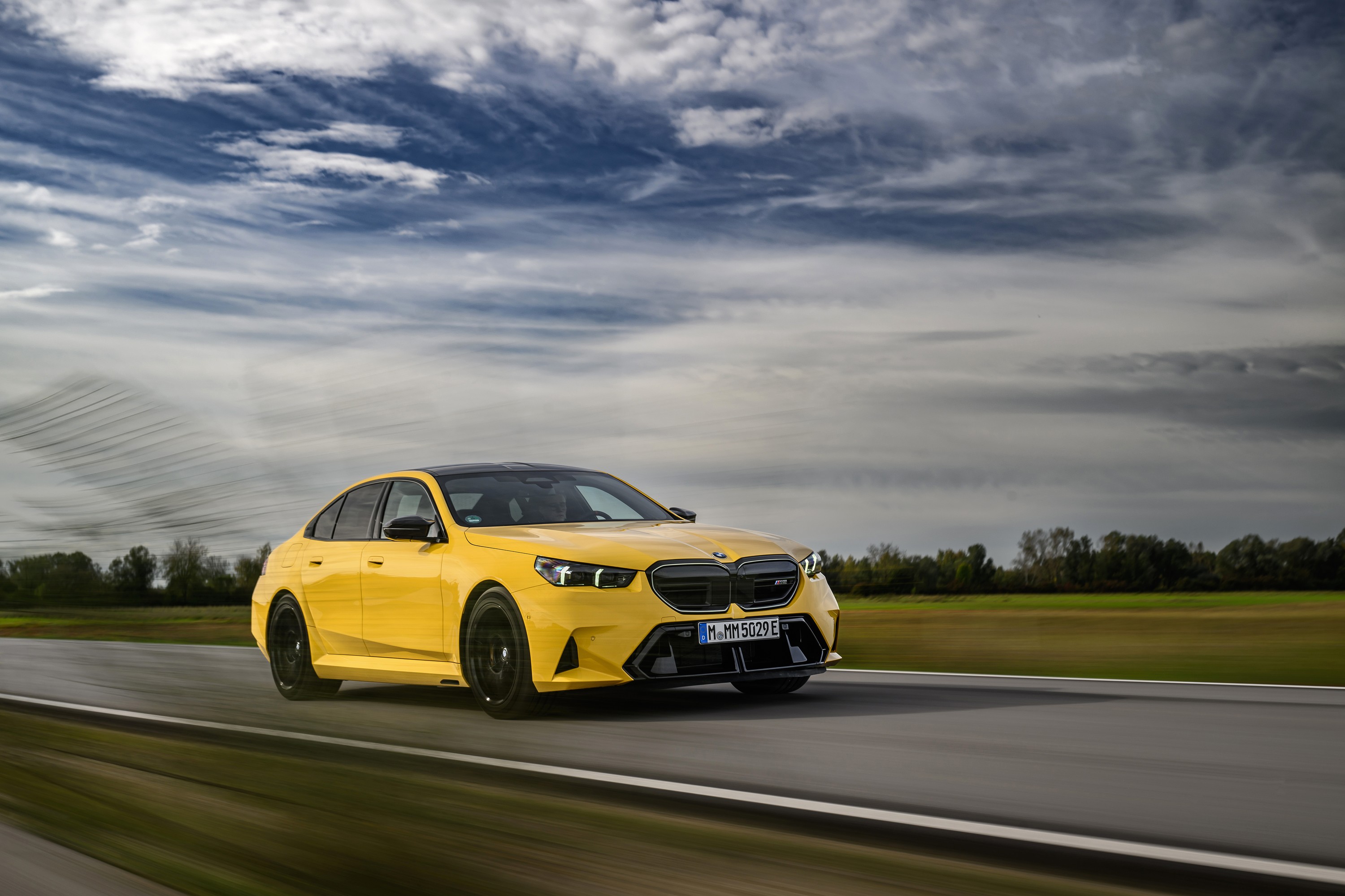 BMW M5 technology P90575416