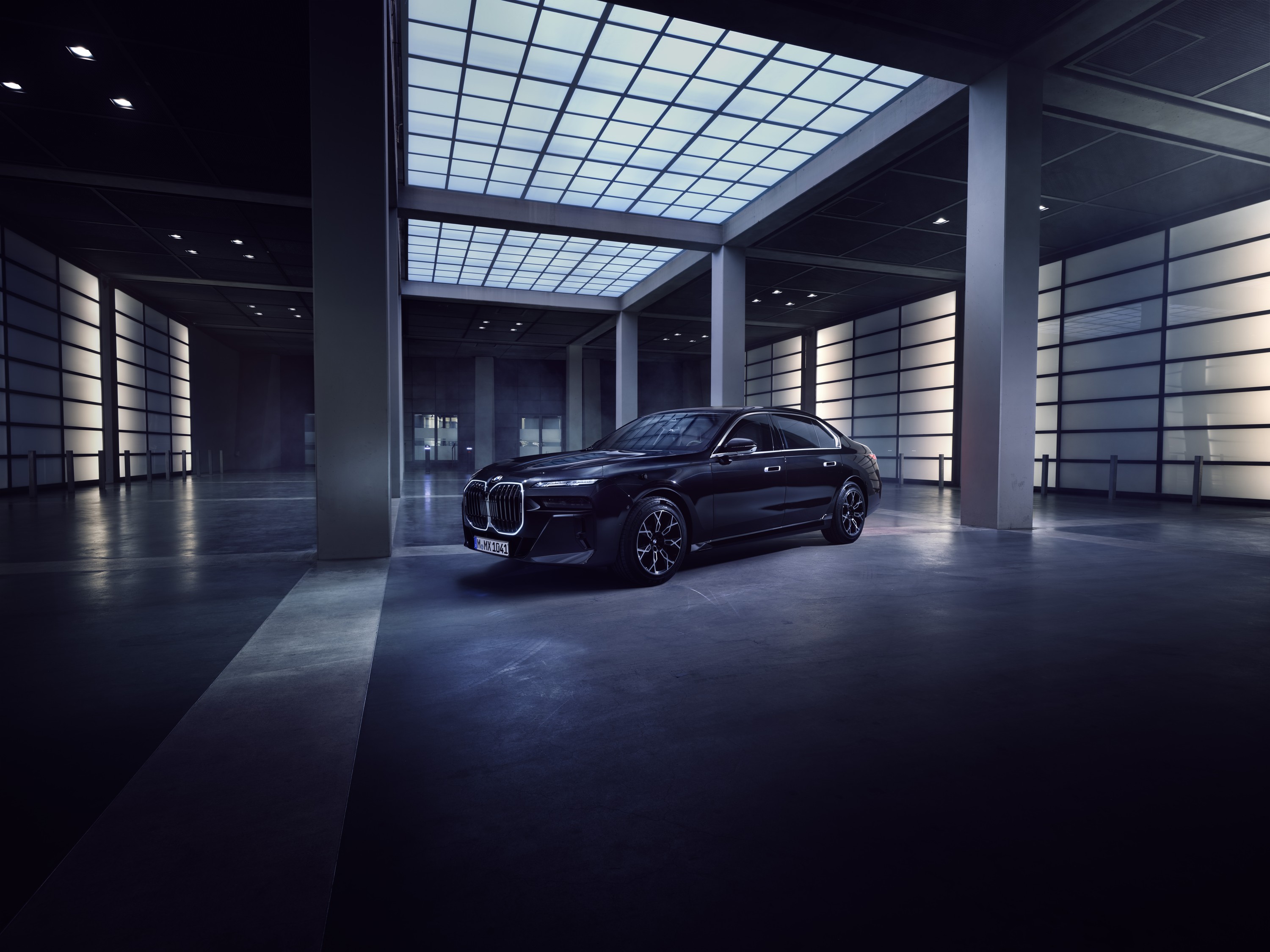 BMW 760i exterior P90516177