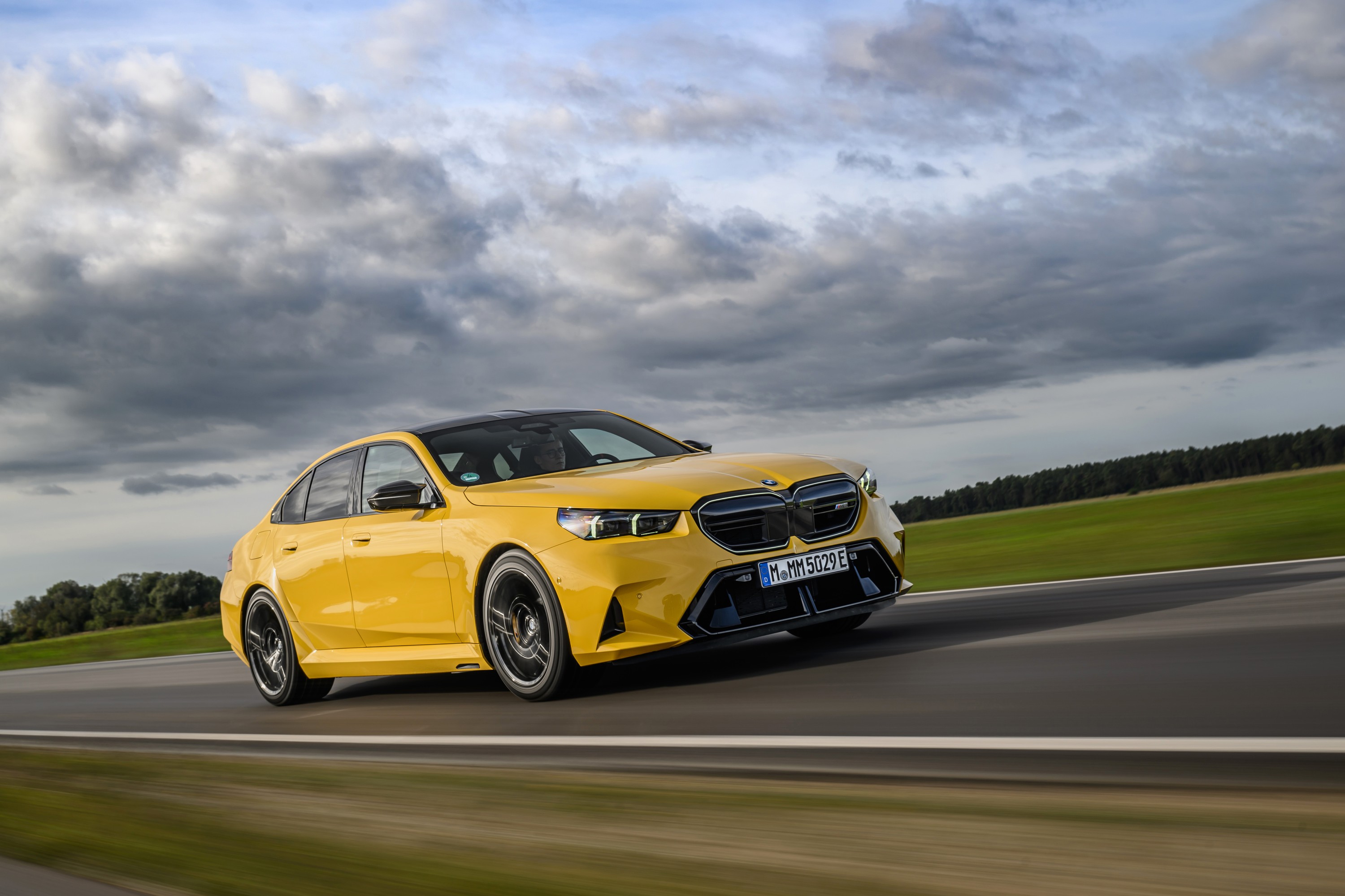 BMW M5 technology P90575412
