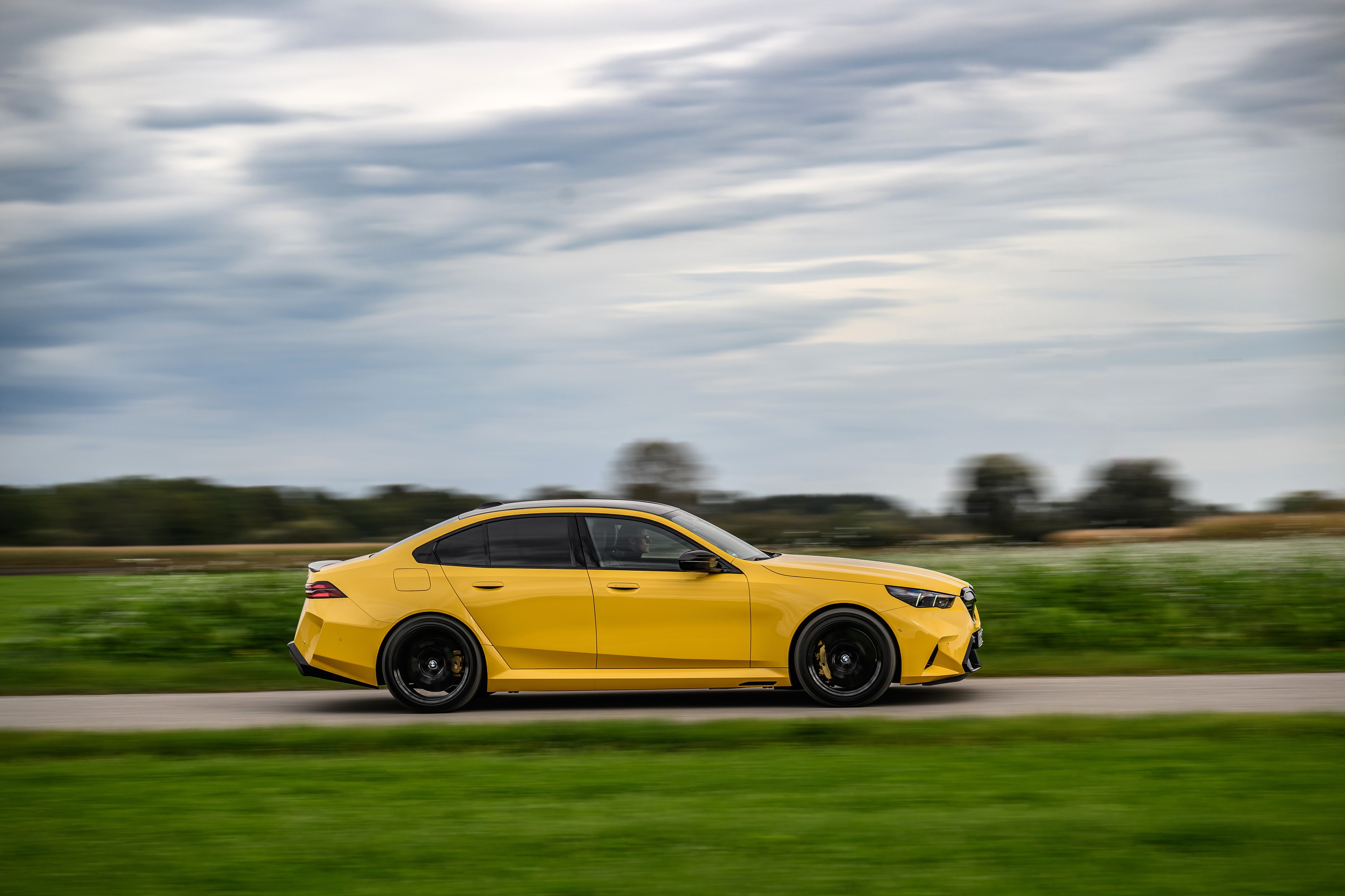 BMW M5 technology P90575438