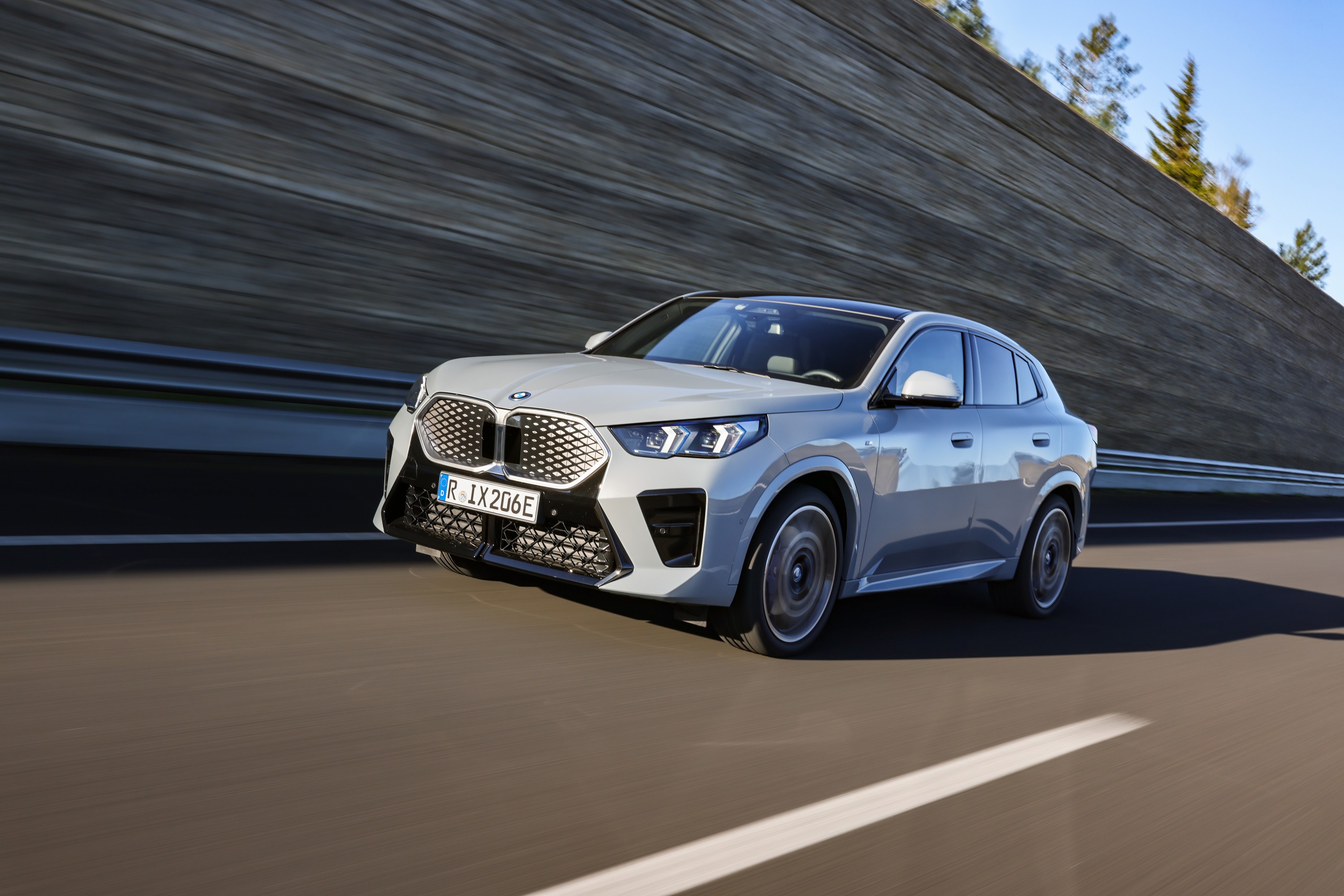 BMW iX2 driving P90540021