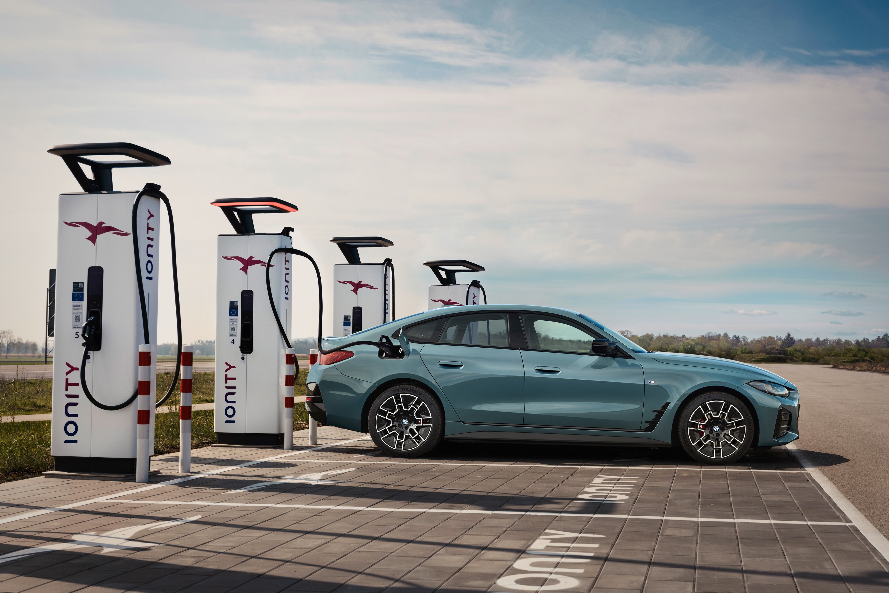 BMW i4 exterior P90546639