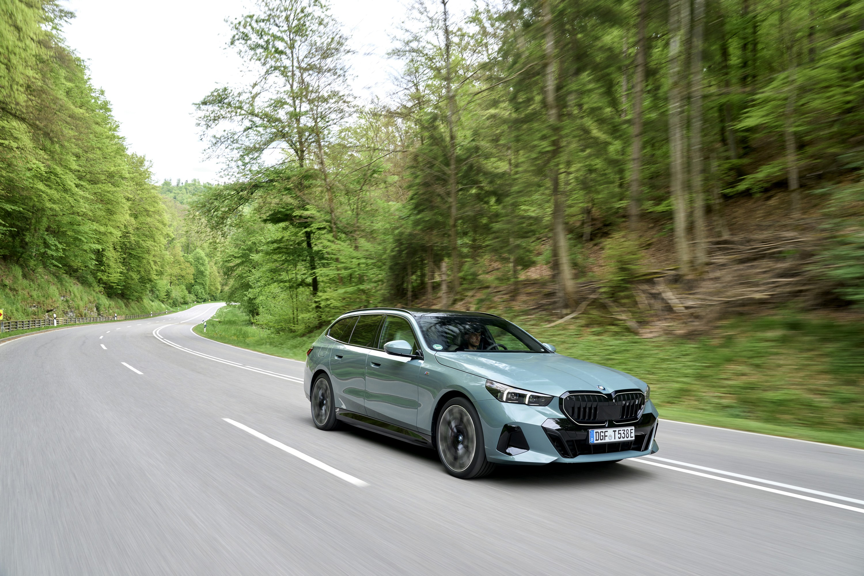 BMW i5 driving P90549967