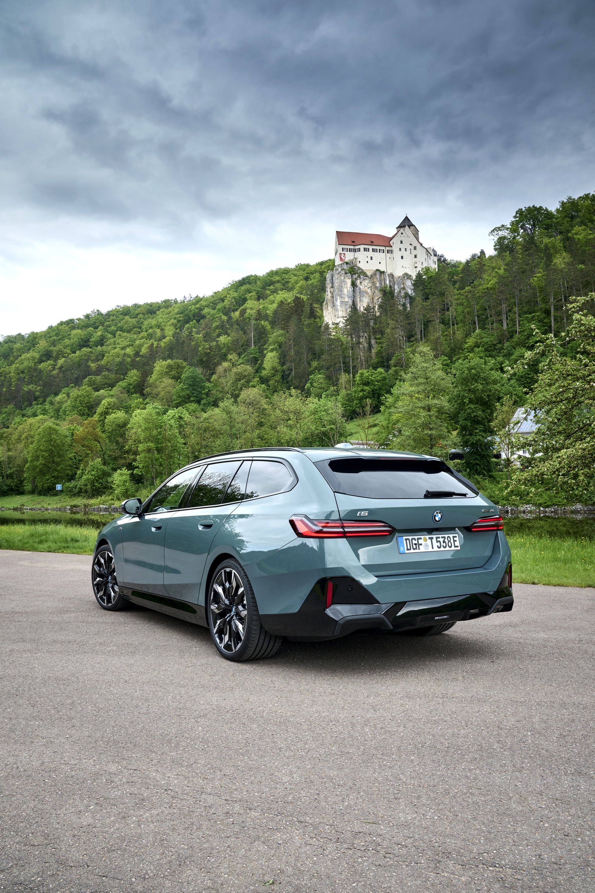 BMW i5 driving P90550000