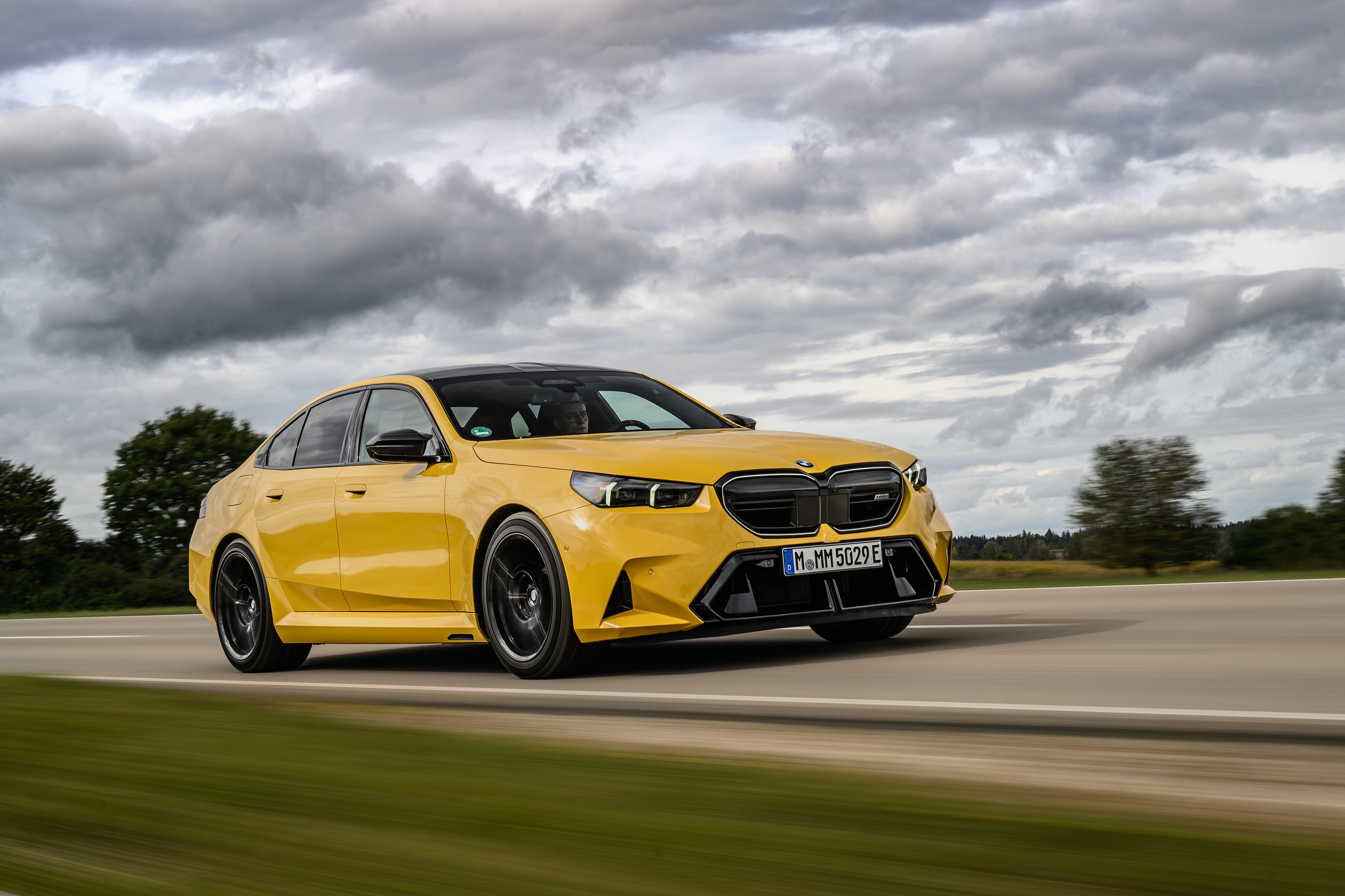 BMW M5 technology P90575418