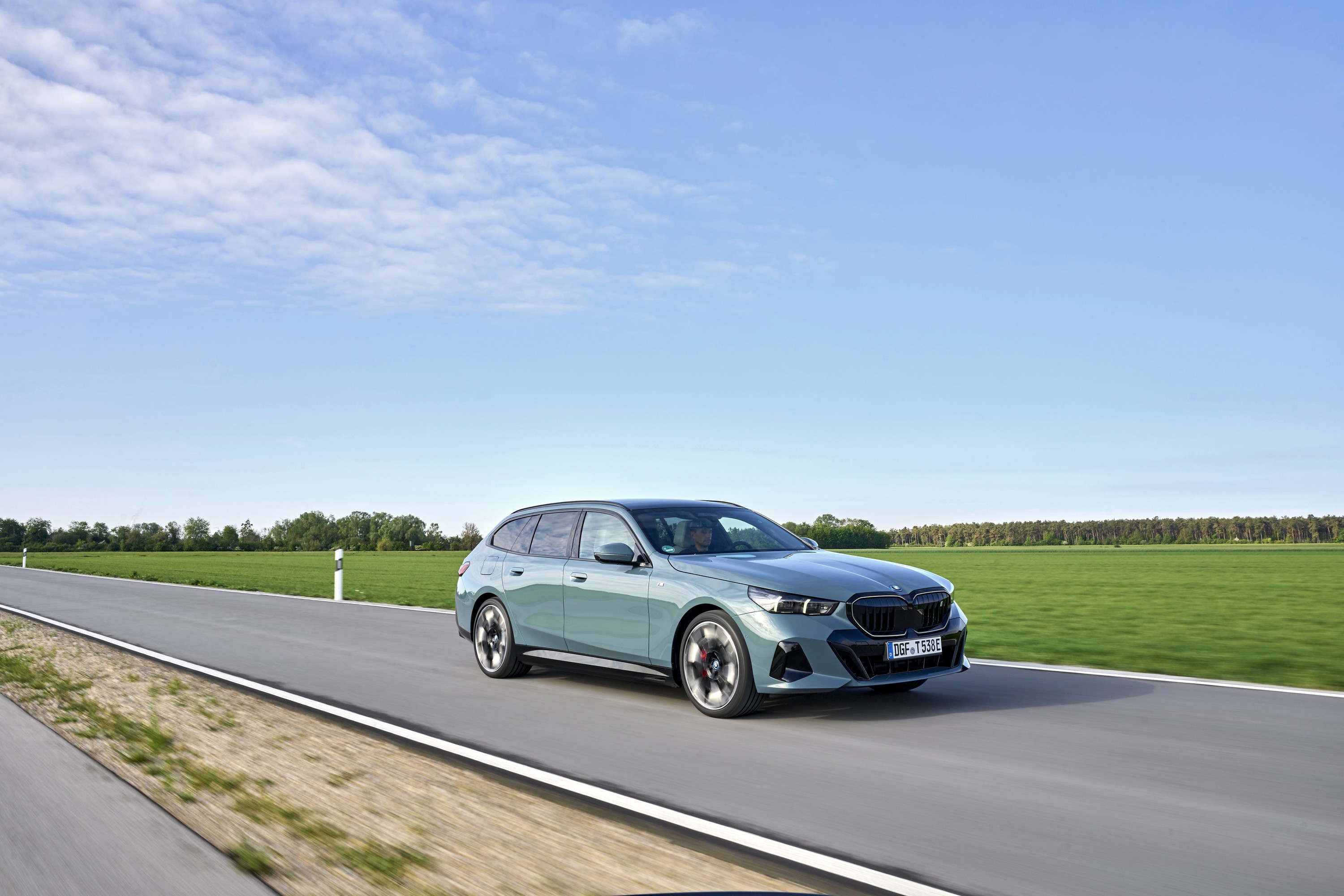 BMW i5 driving P90549966