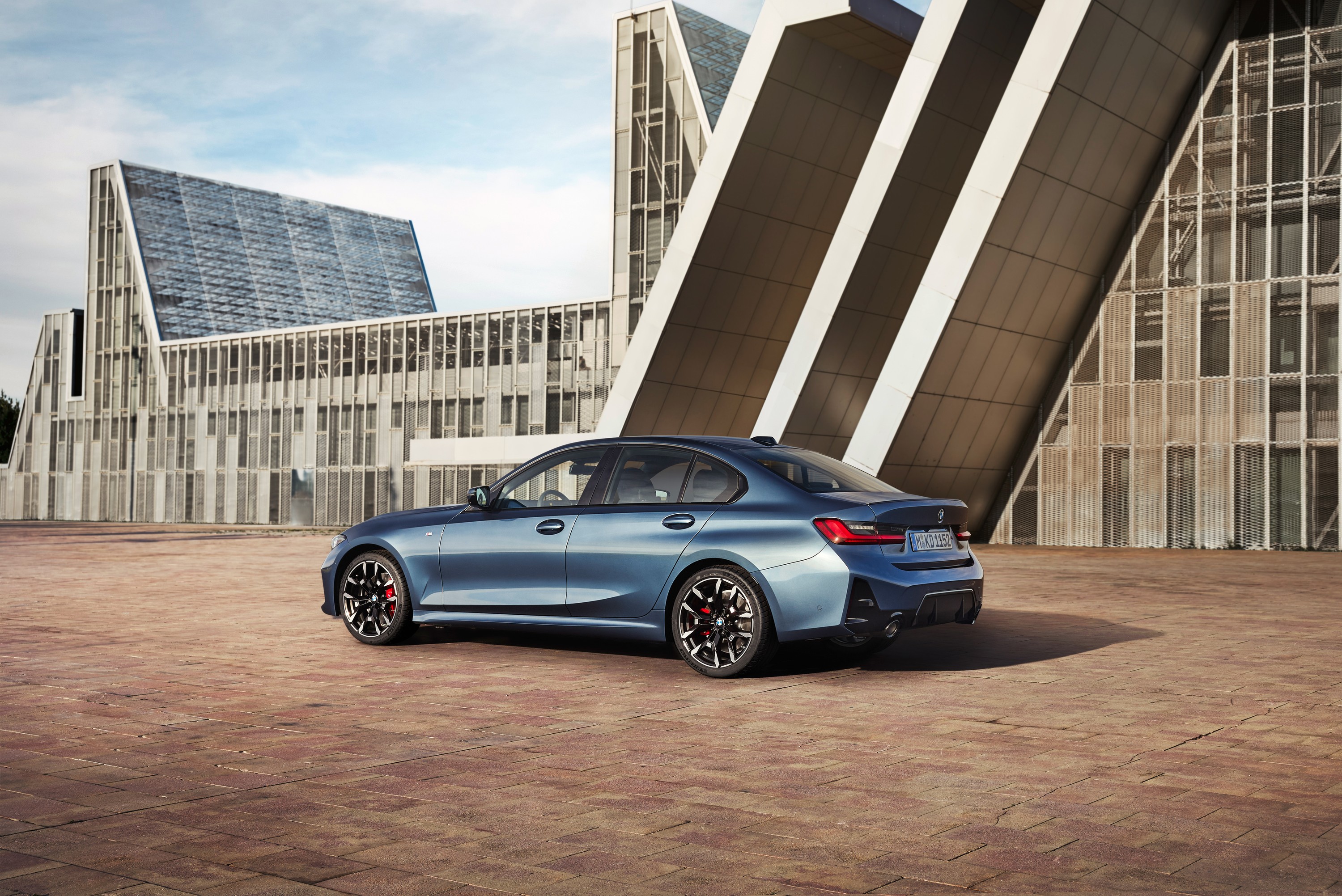 BMW 330i exterior P90549623