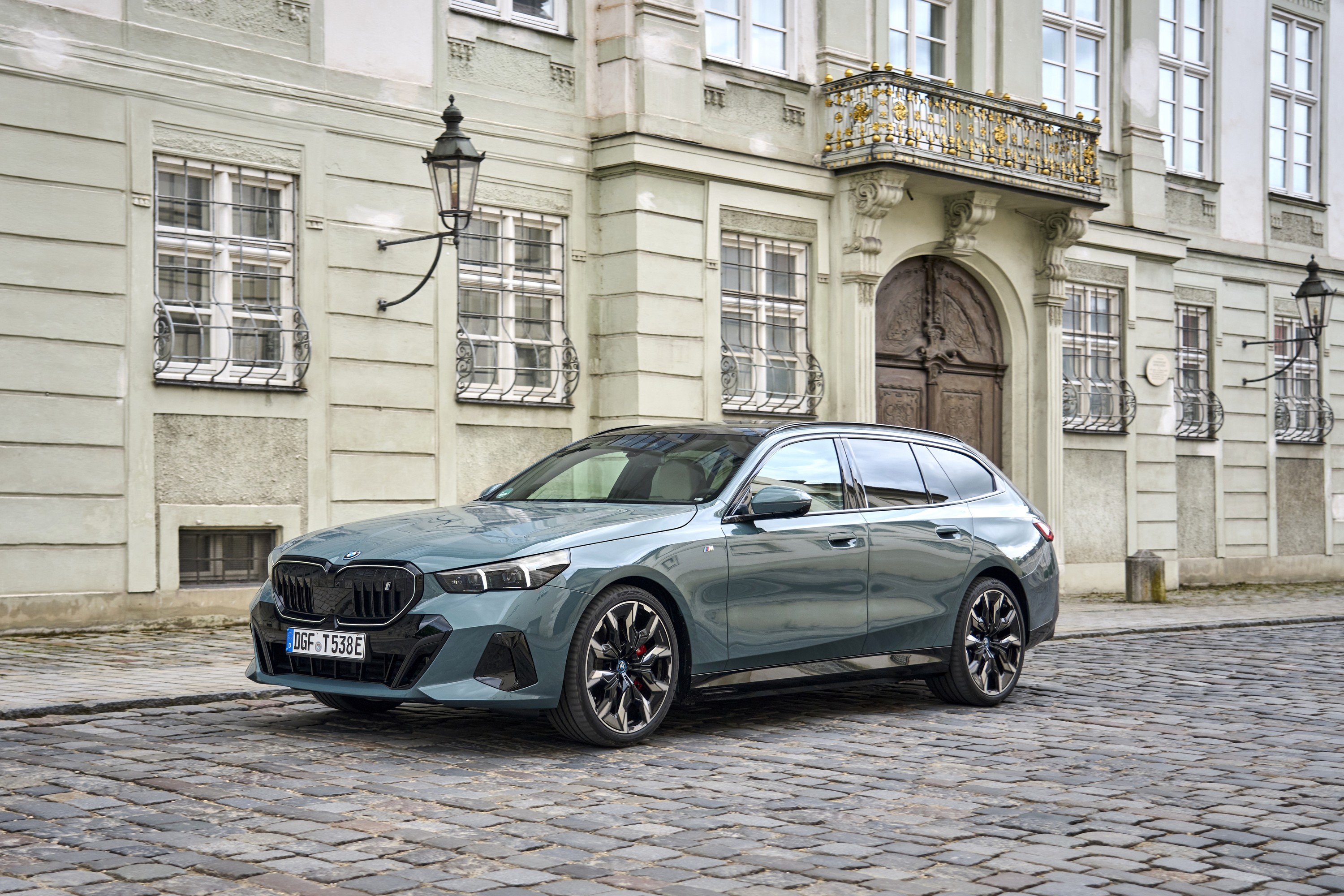 BMW i5 exterior P90549997
