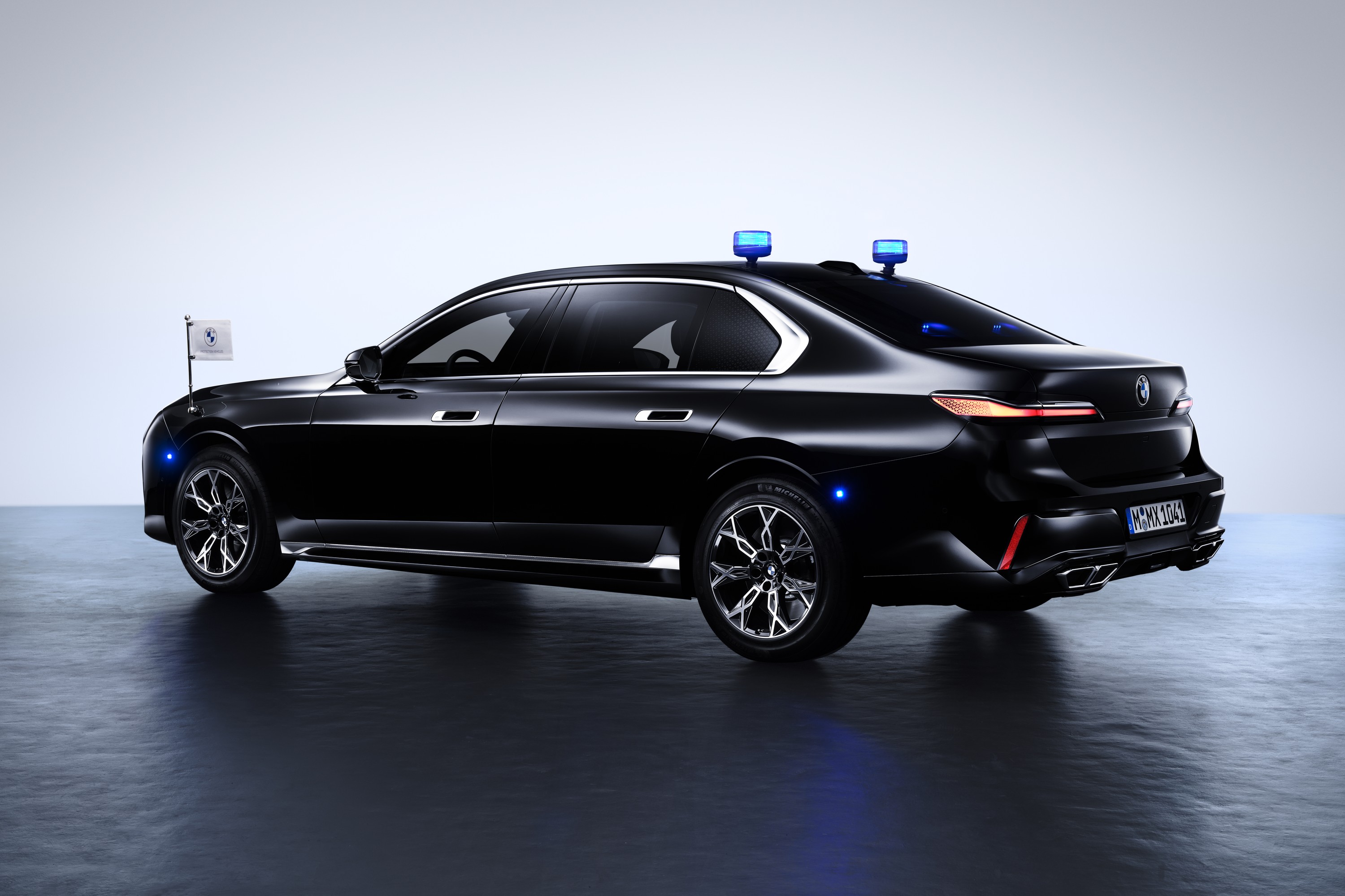 BMW 760i exterior P90516162