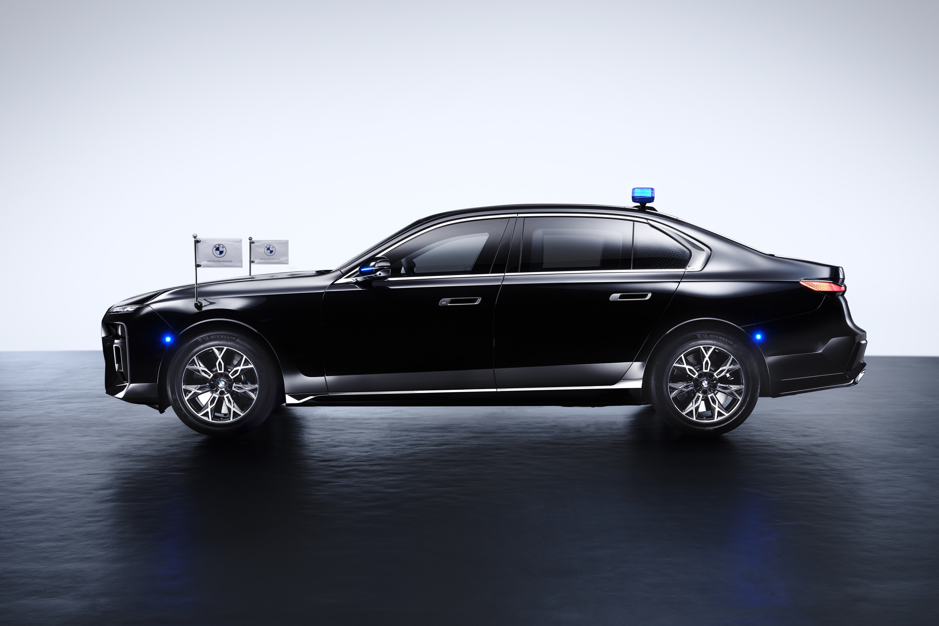 BMW 760i exterior P90516161