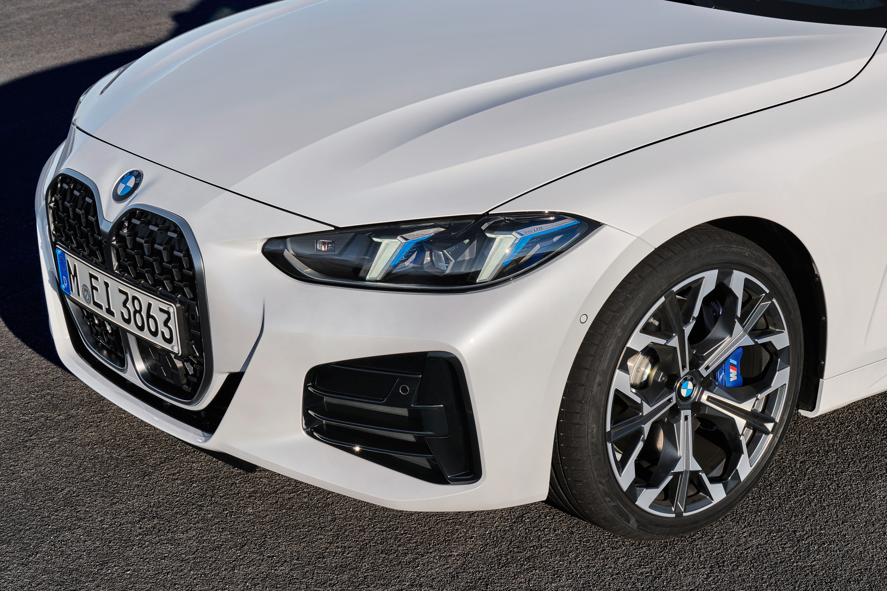 BMW 4 Series driving P90535883