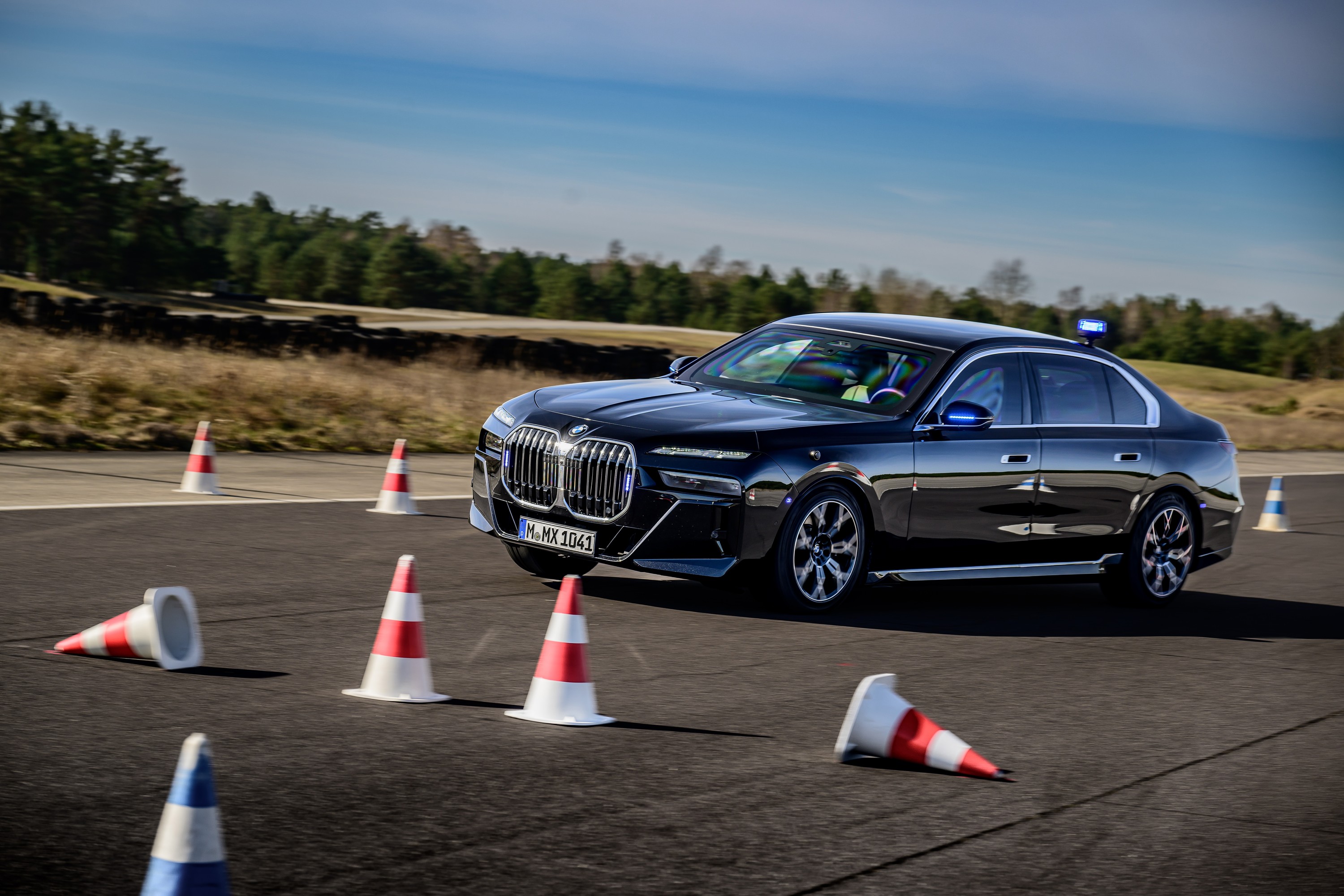 BMW 760i driving P90543770