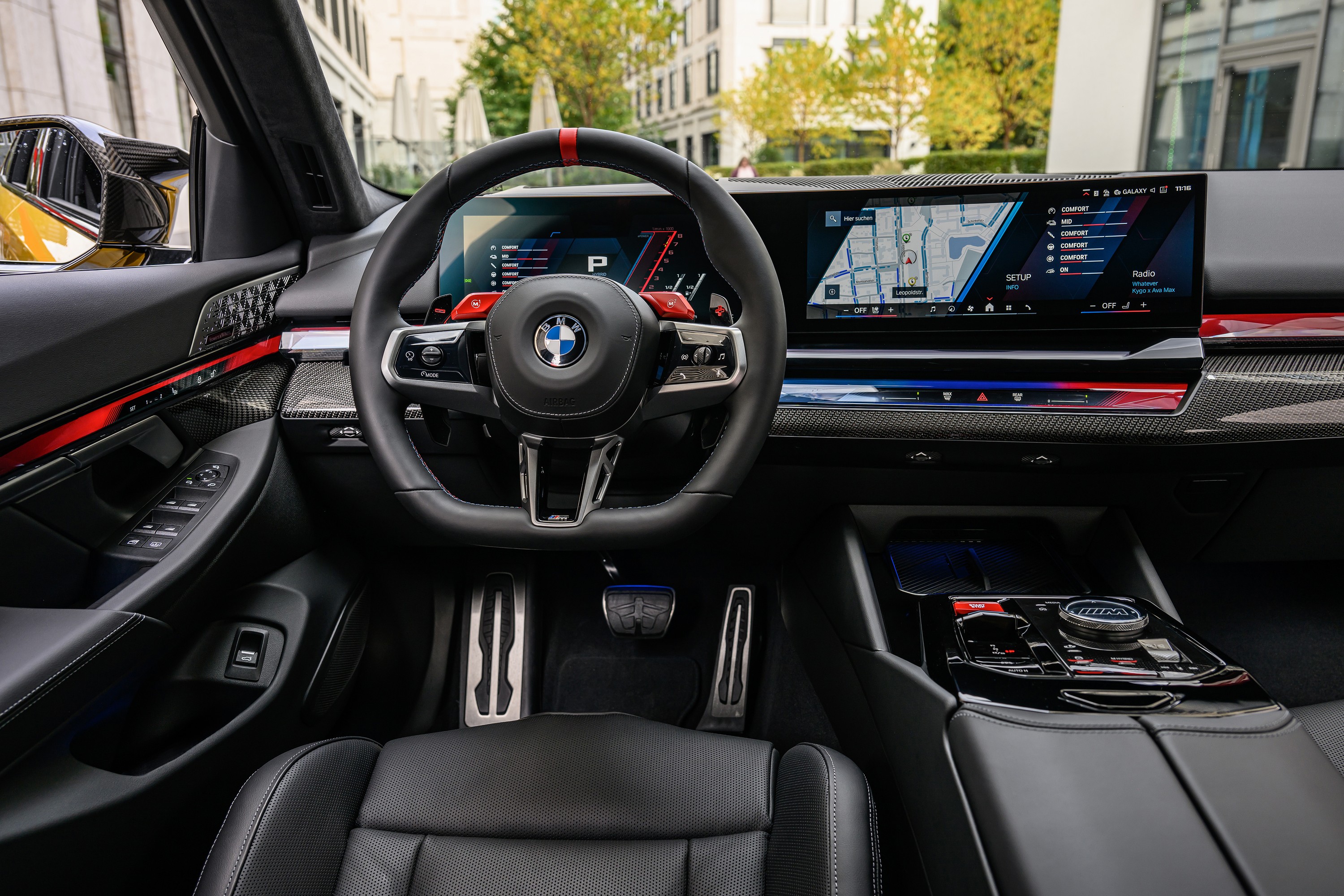 BMW M5 technology P90575491