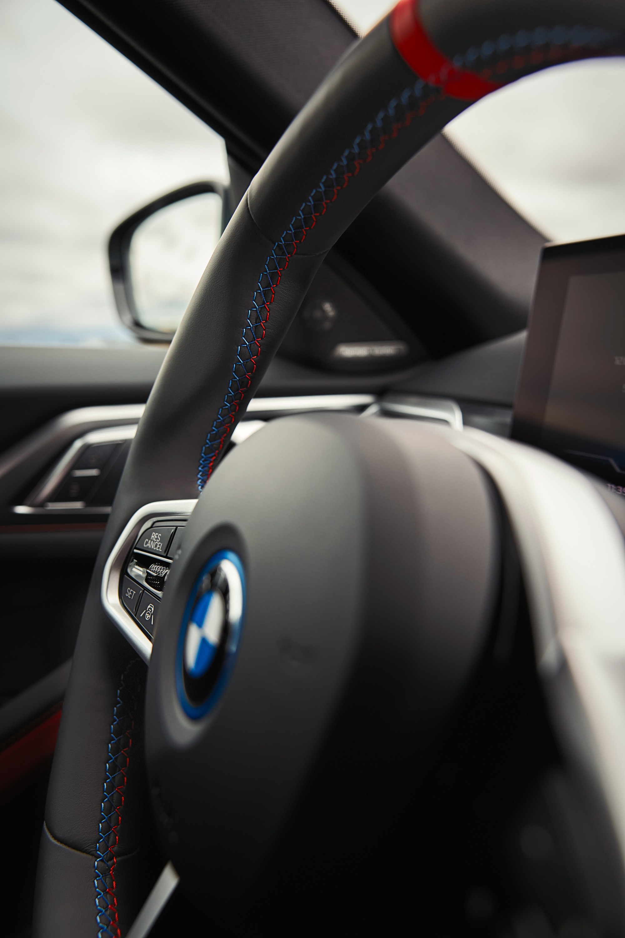 BMW i4 interior P90546652