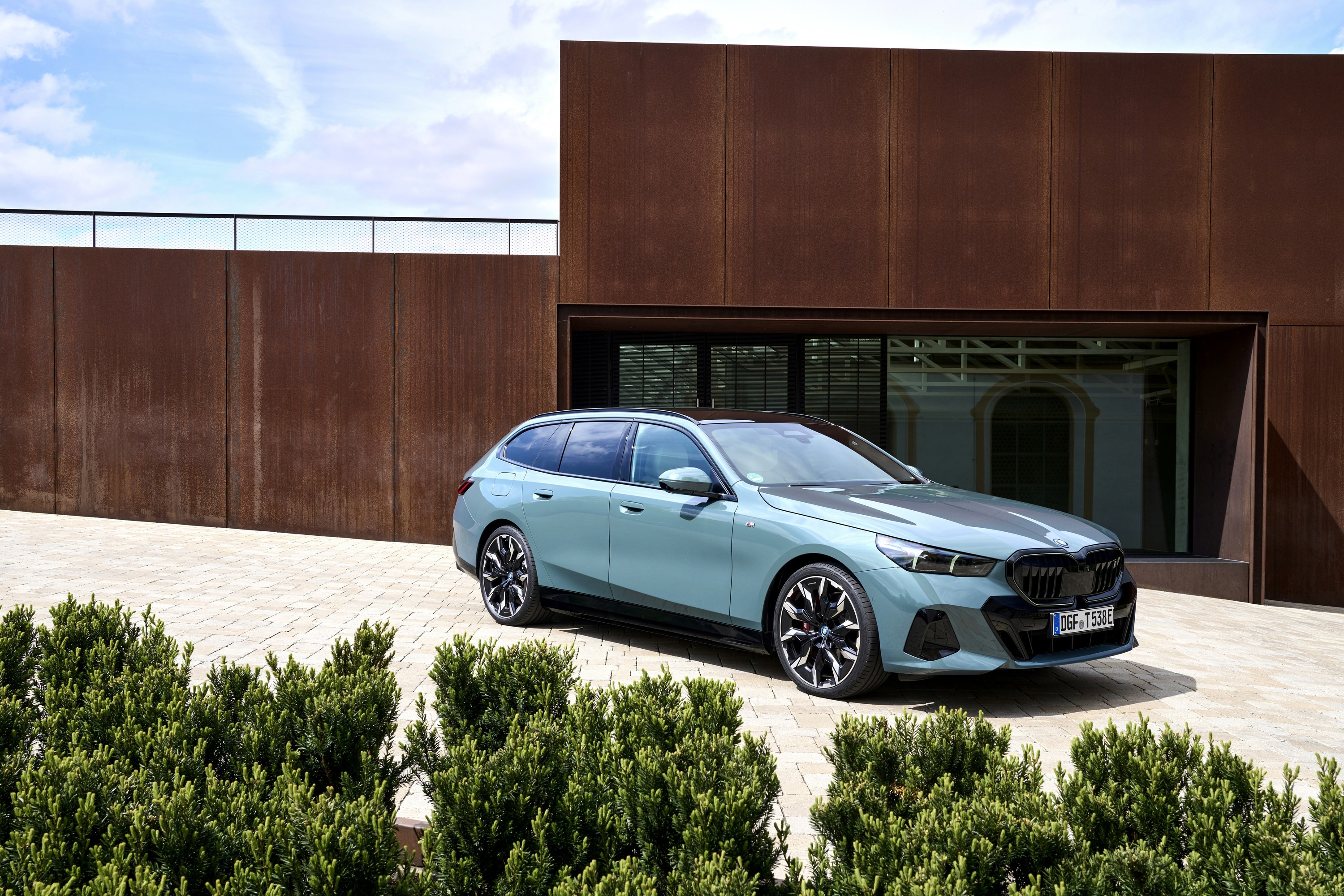 BMW i5 driving P90550002