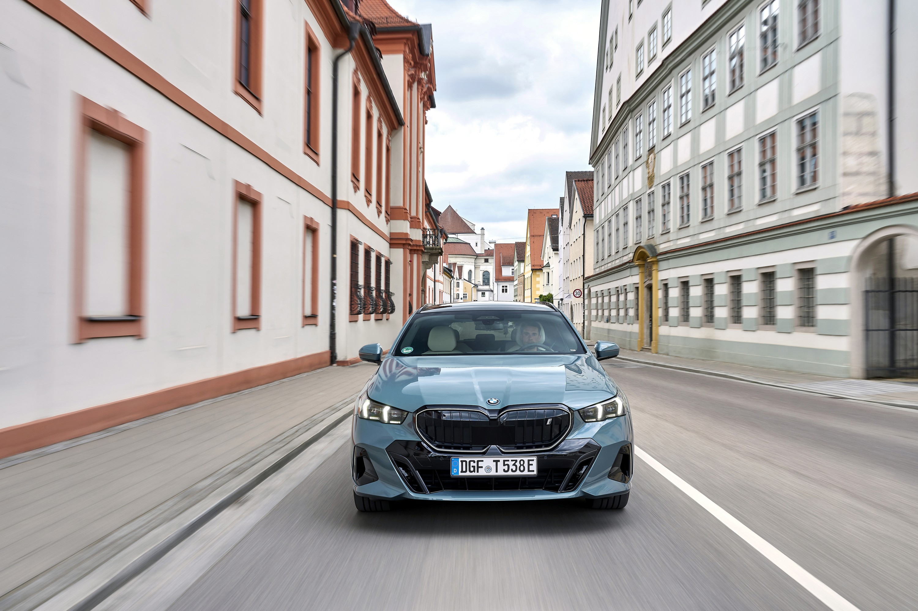 BMW i5 driving P90549971