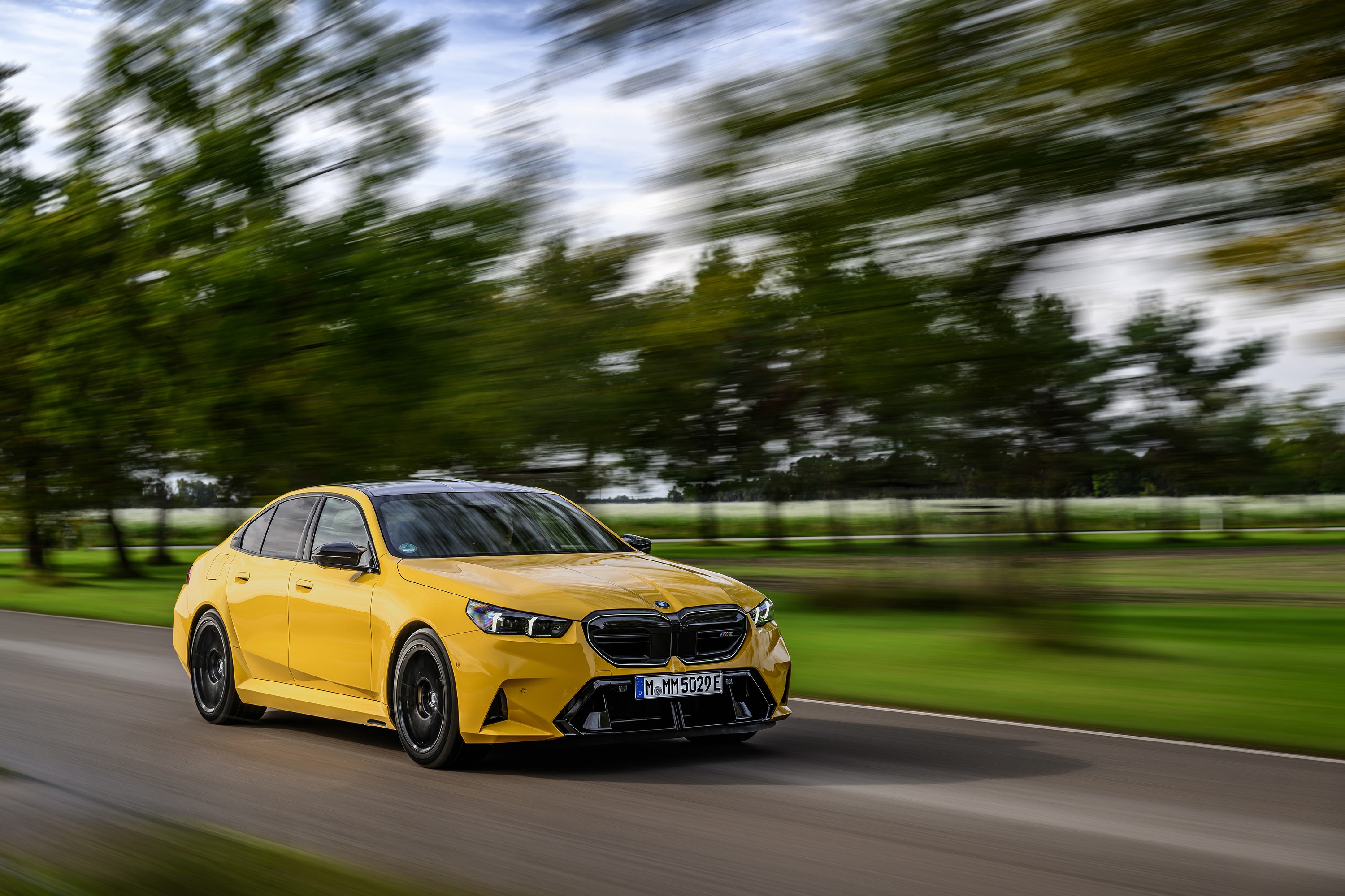 BMW M5 technology P90575411