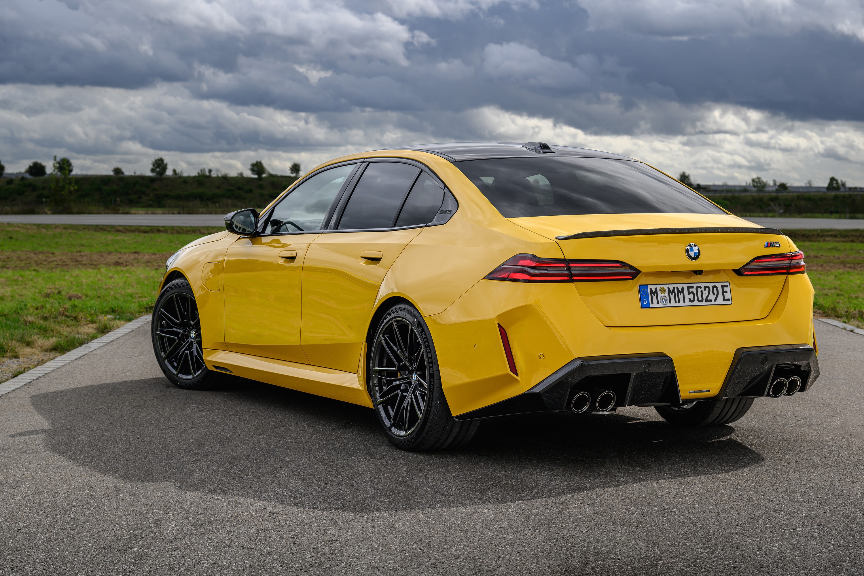 BMW M5 technology P90575475