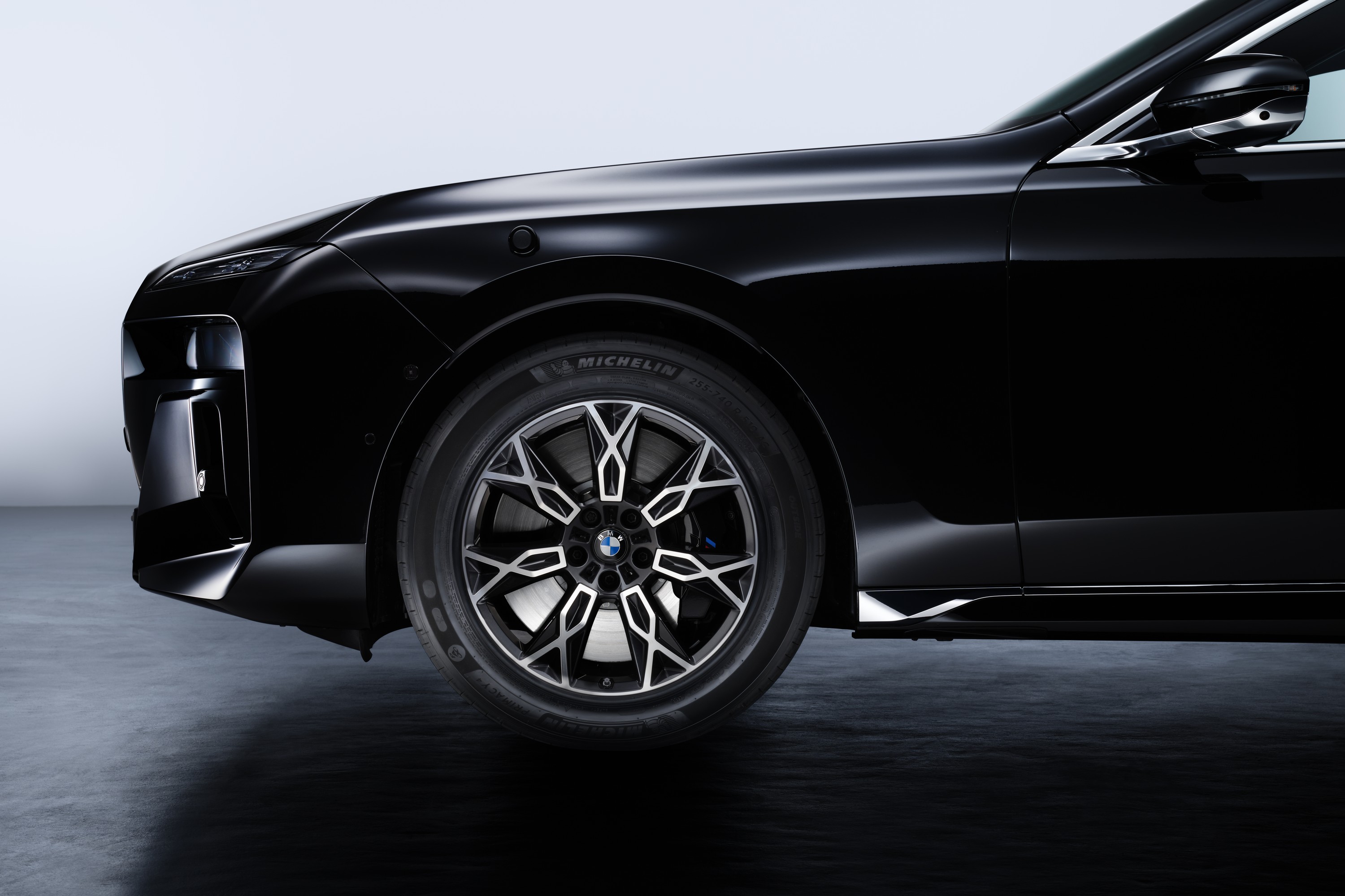 BMW 760i exterior P90516159