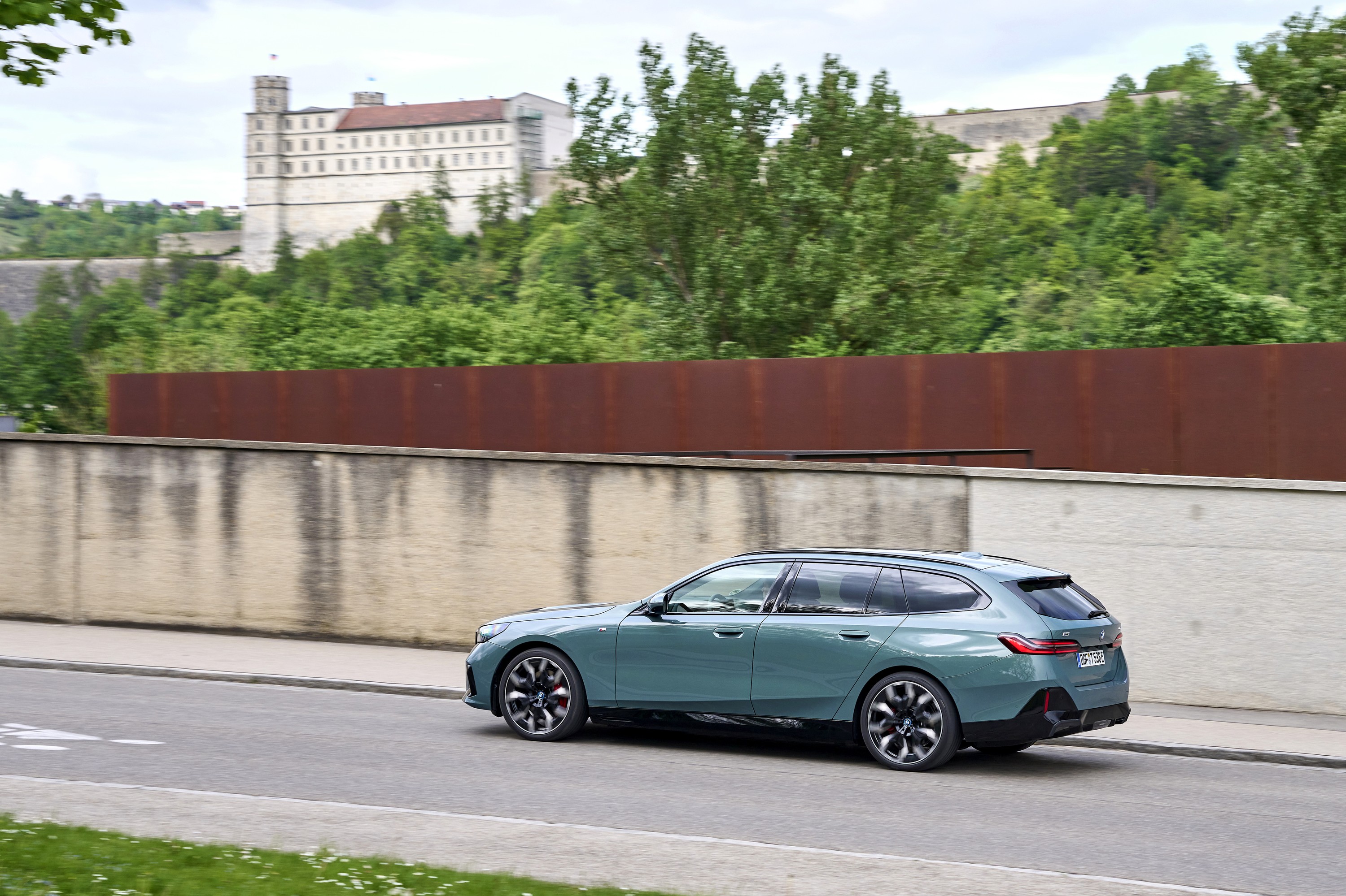 BMW i5 driving P90549953
