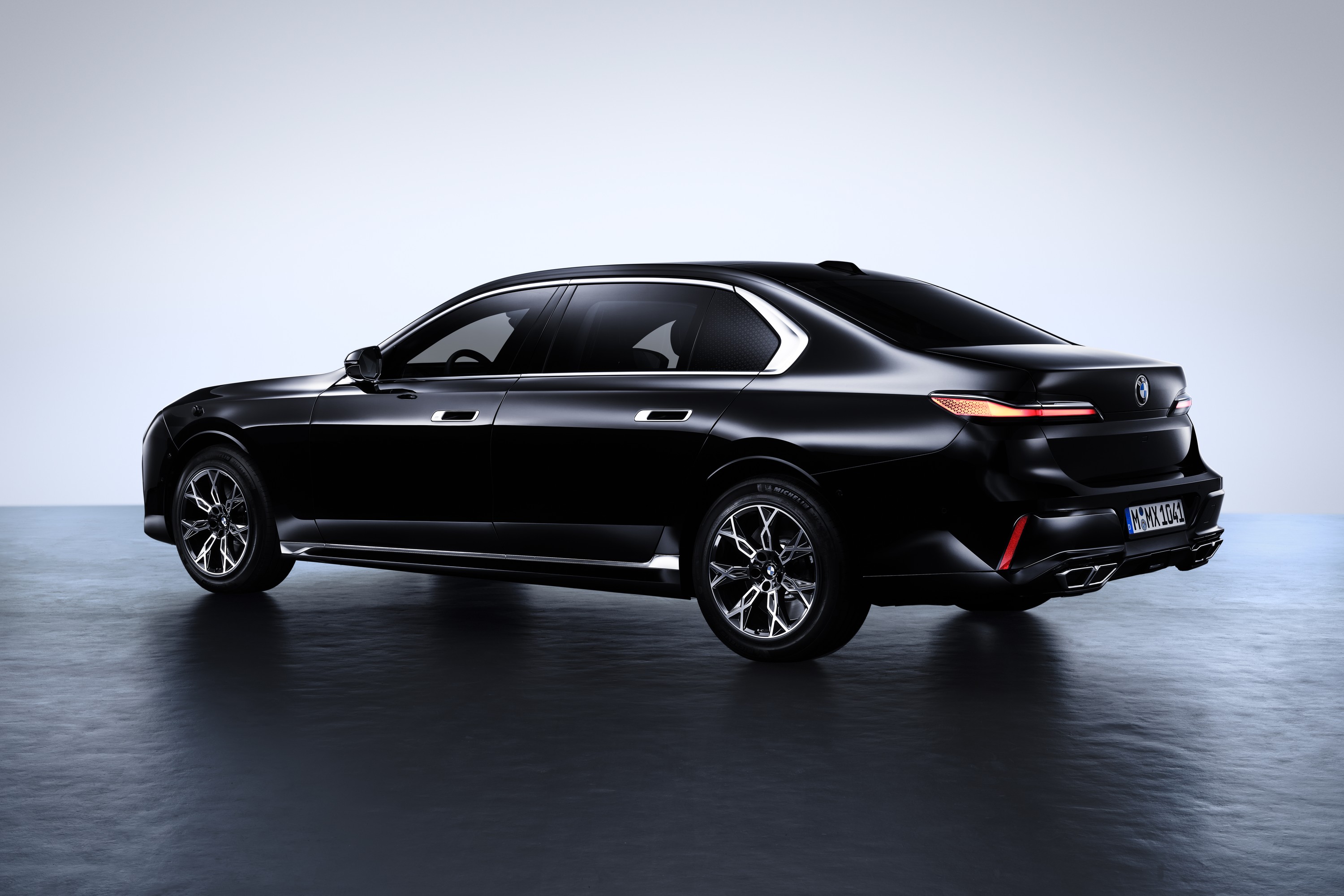 BMW 760i exterior P90516170