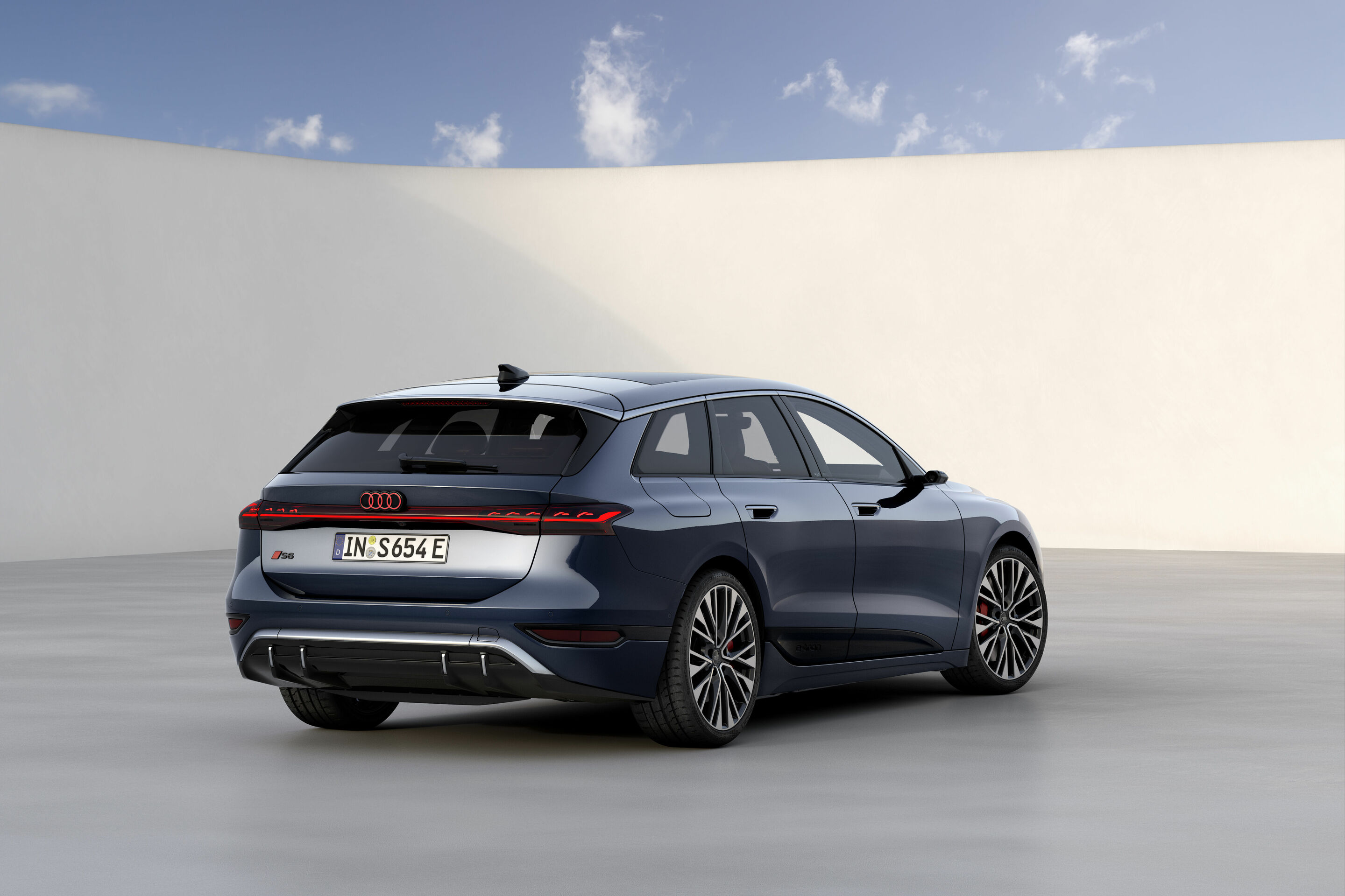 Audi S6 Avant e-tron interior and cockpit A243565