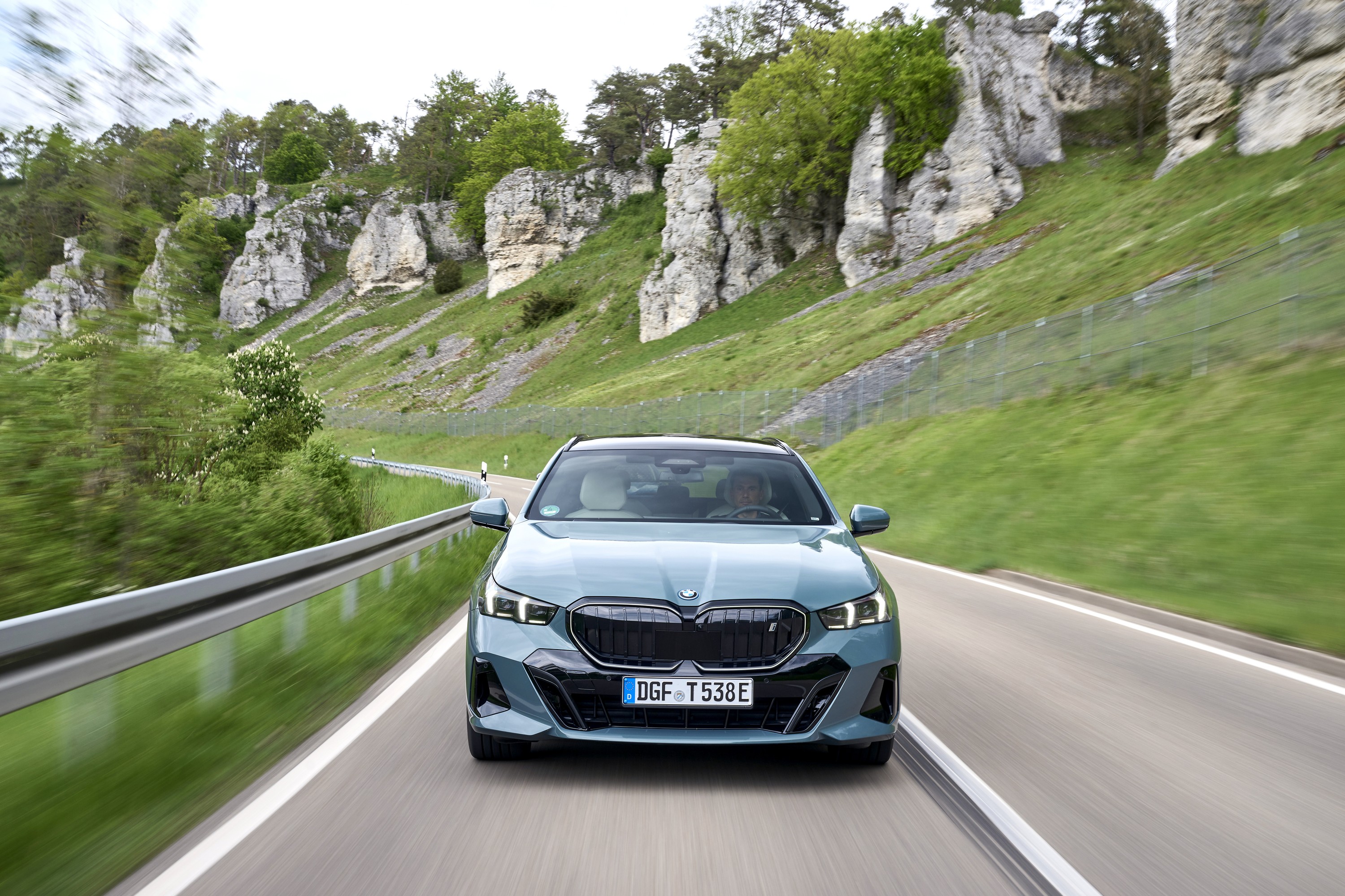 BMW i5 driving P90549963