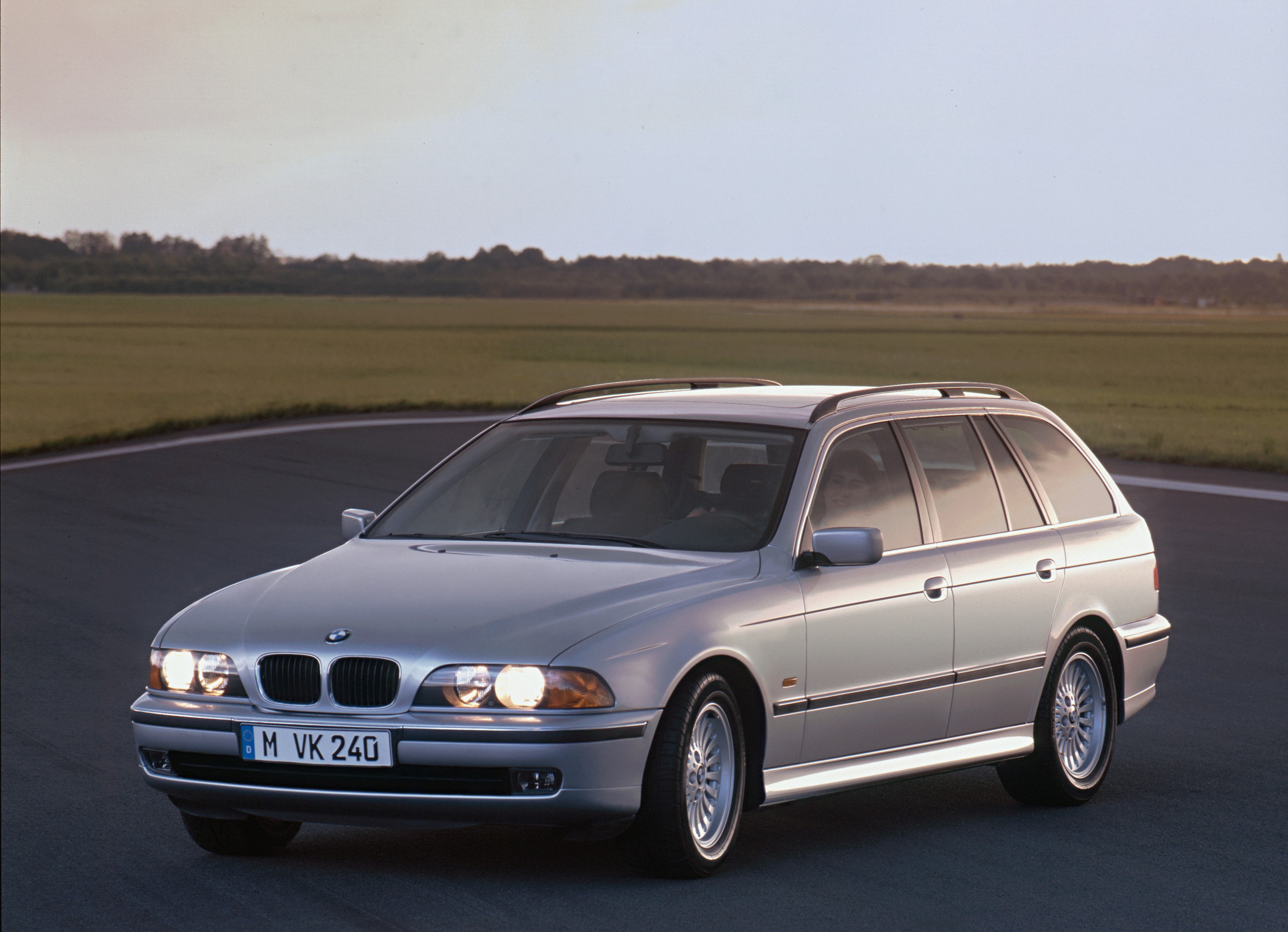 BMW 5 Series exterior P90537406
