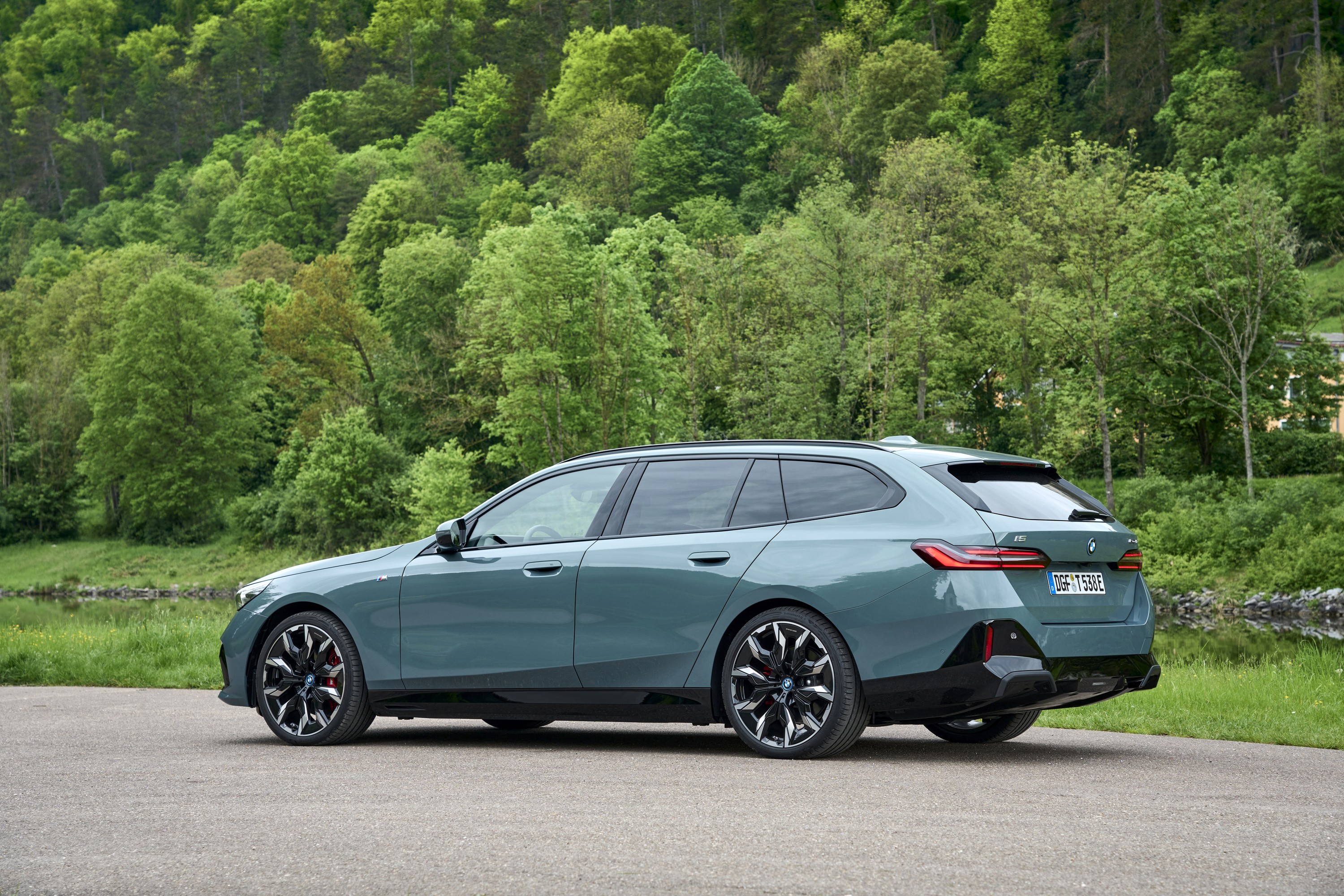 BMW i5 driving P90549994