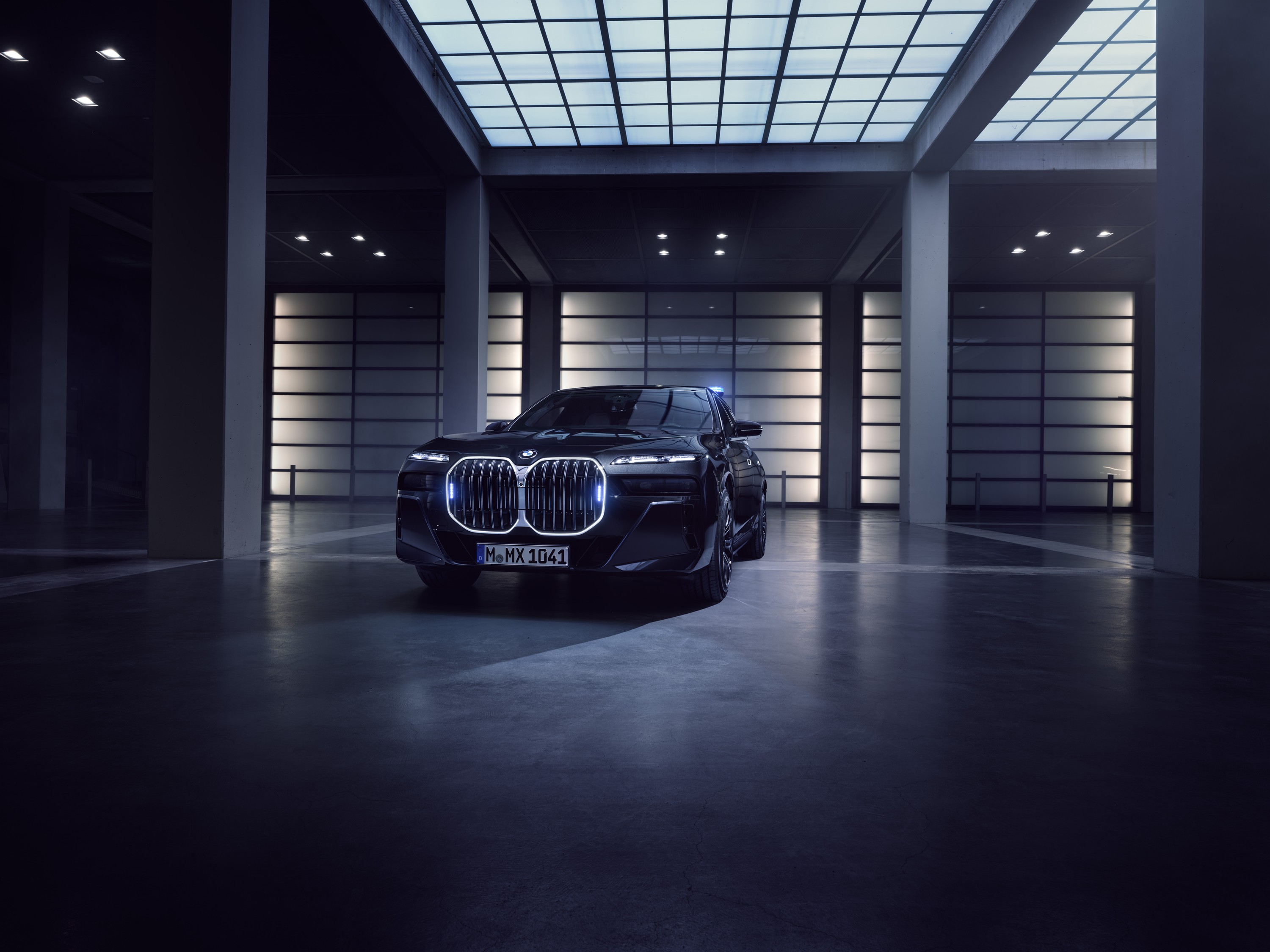 BMW 760i exterior P90516181