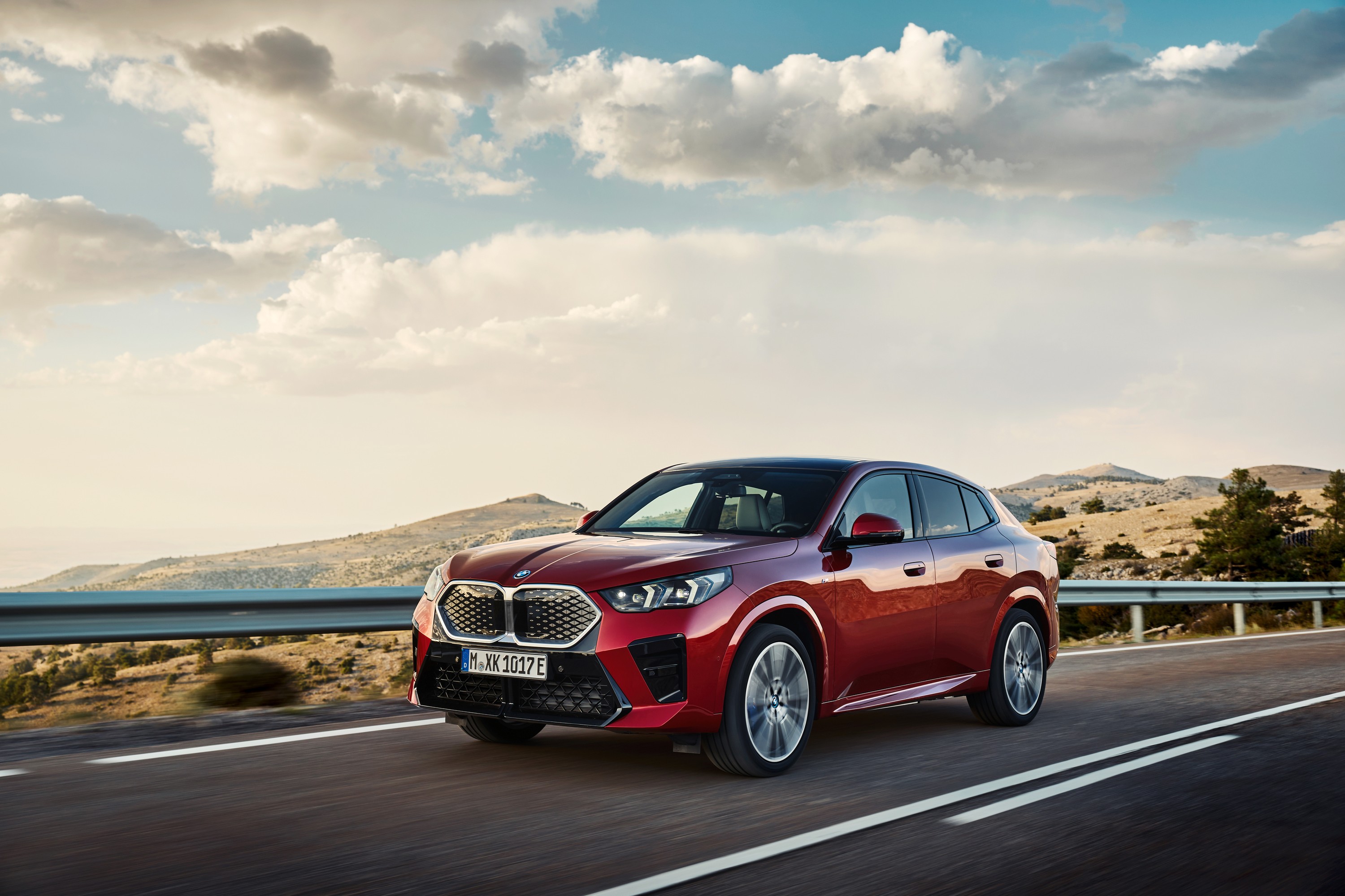 BMW iX2 driving P90525201