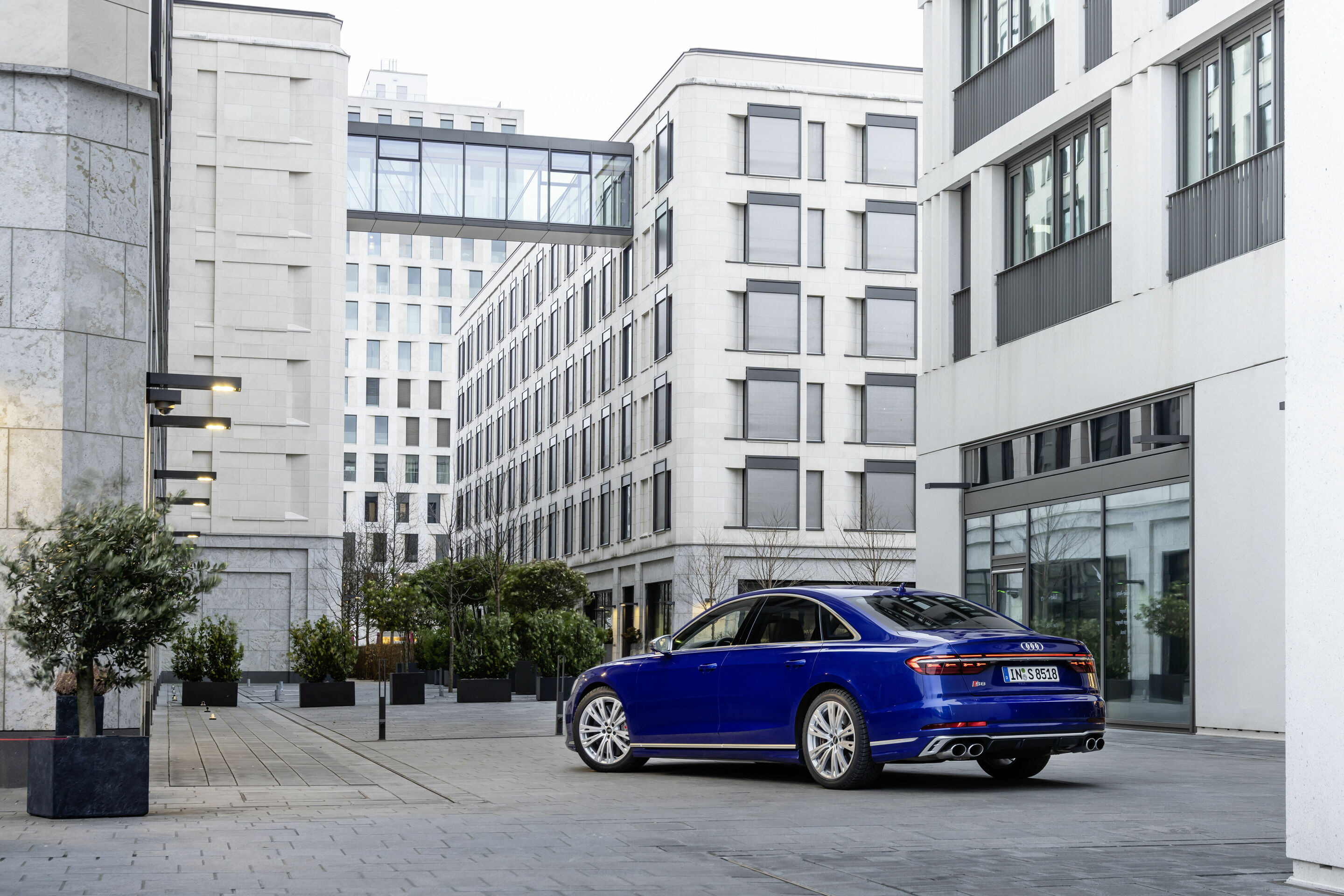 Audi S8 interior and cockpit A220789