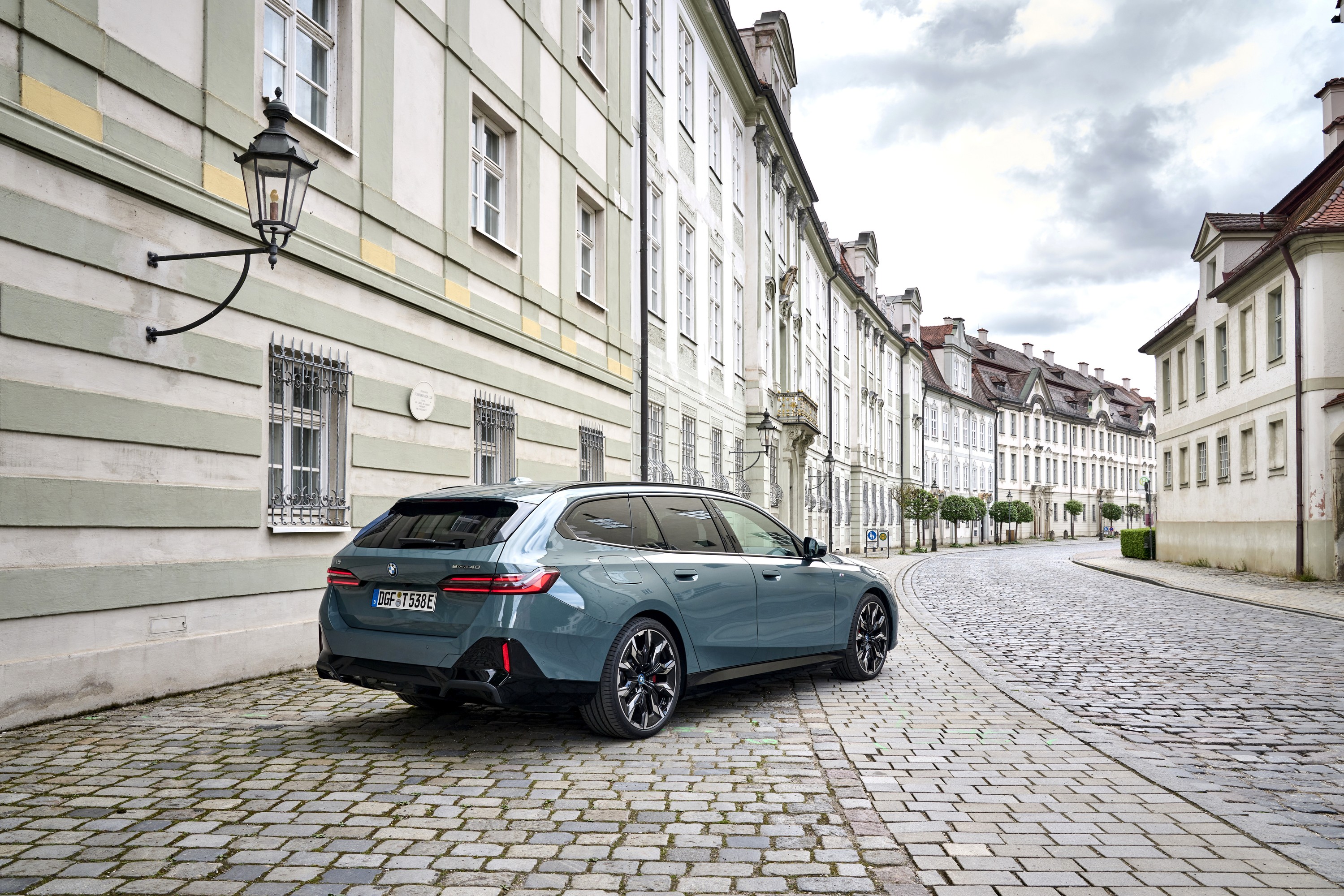 BMW i5 driving P90549996