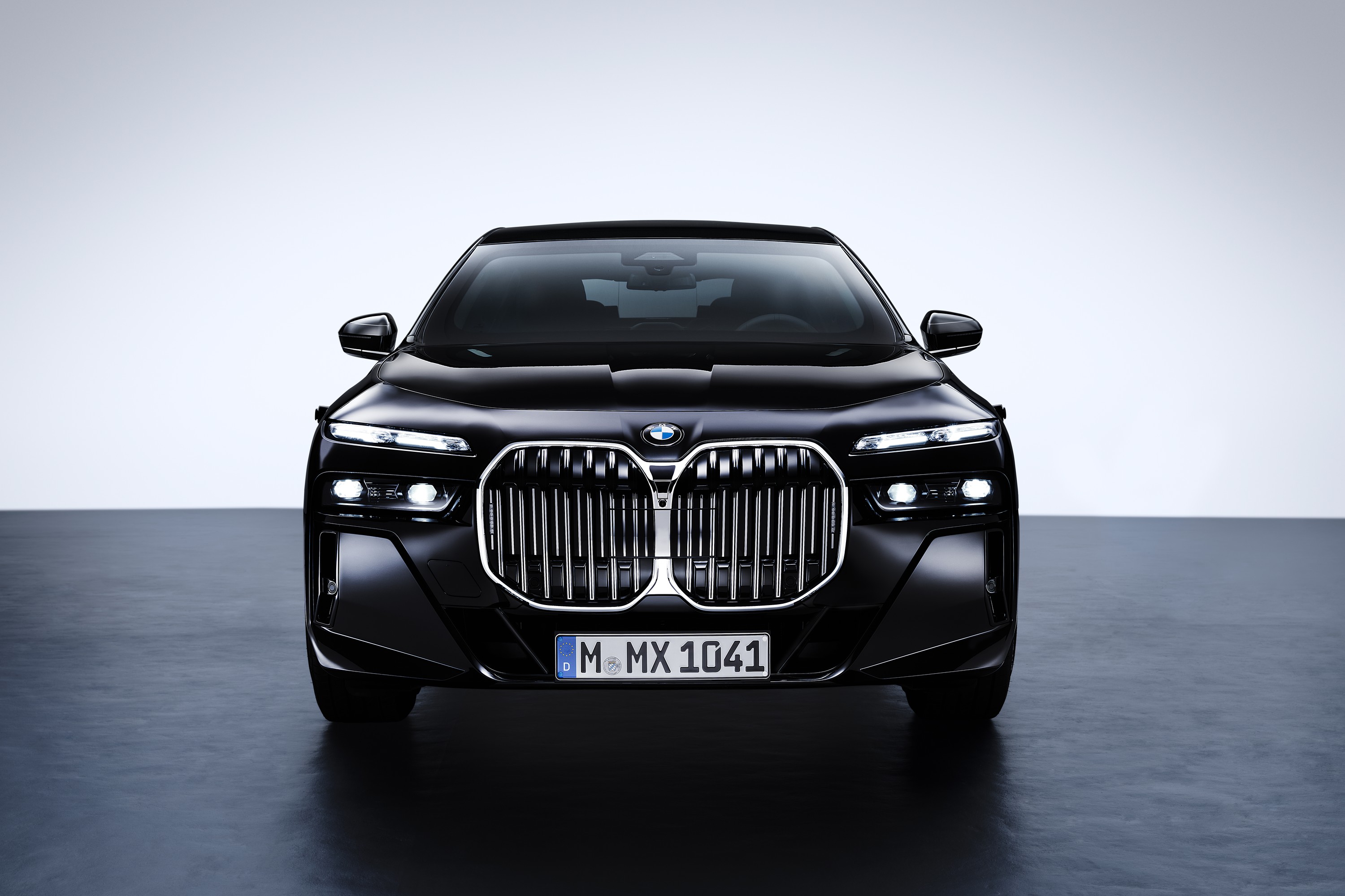BMW 760i exterior P90516172