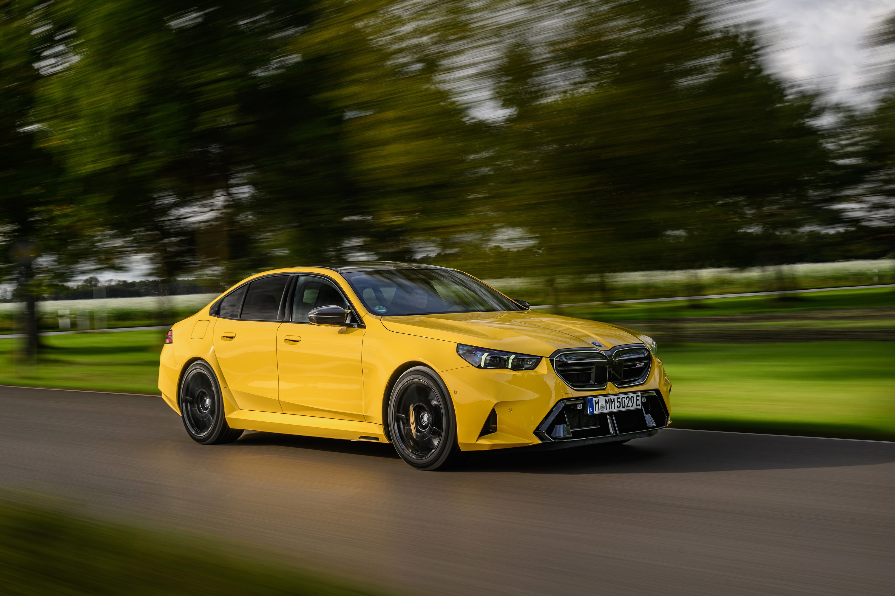 BMW M5 technology P90575415
