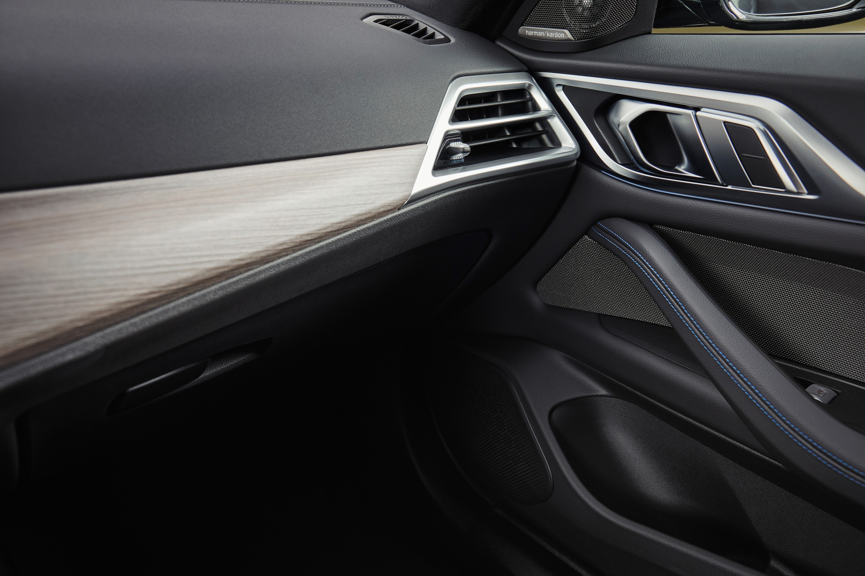 BMW i4 interior P90546624