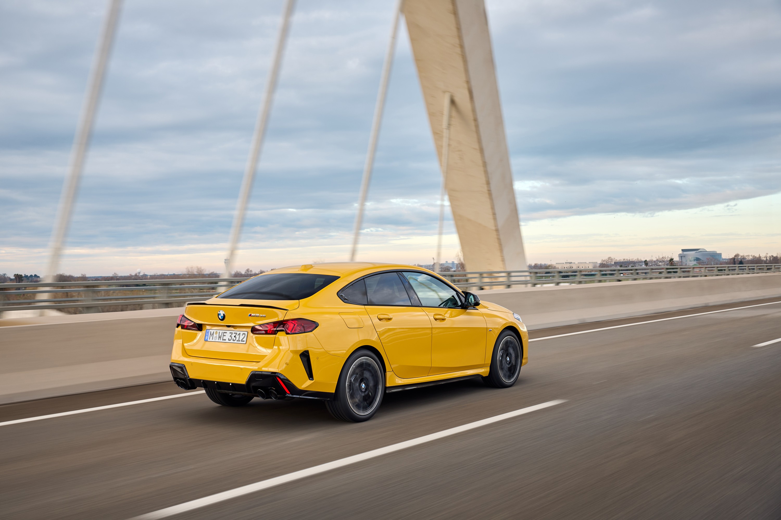 BMW M235 exterior P90588987